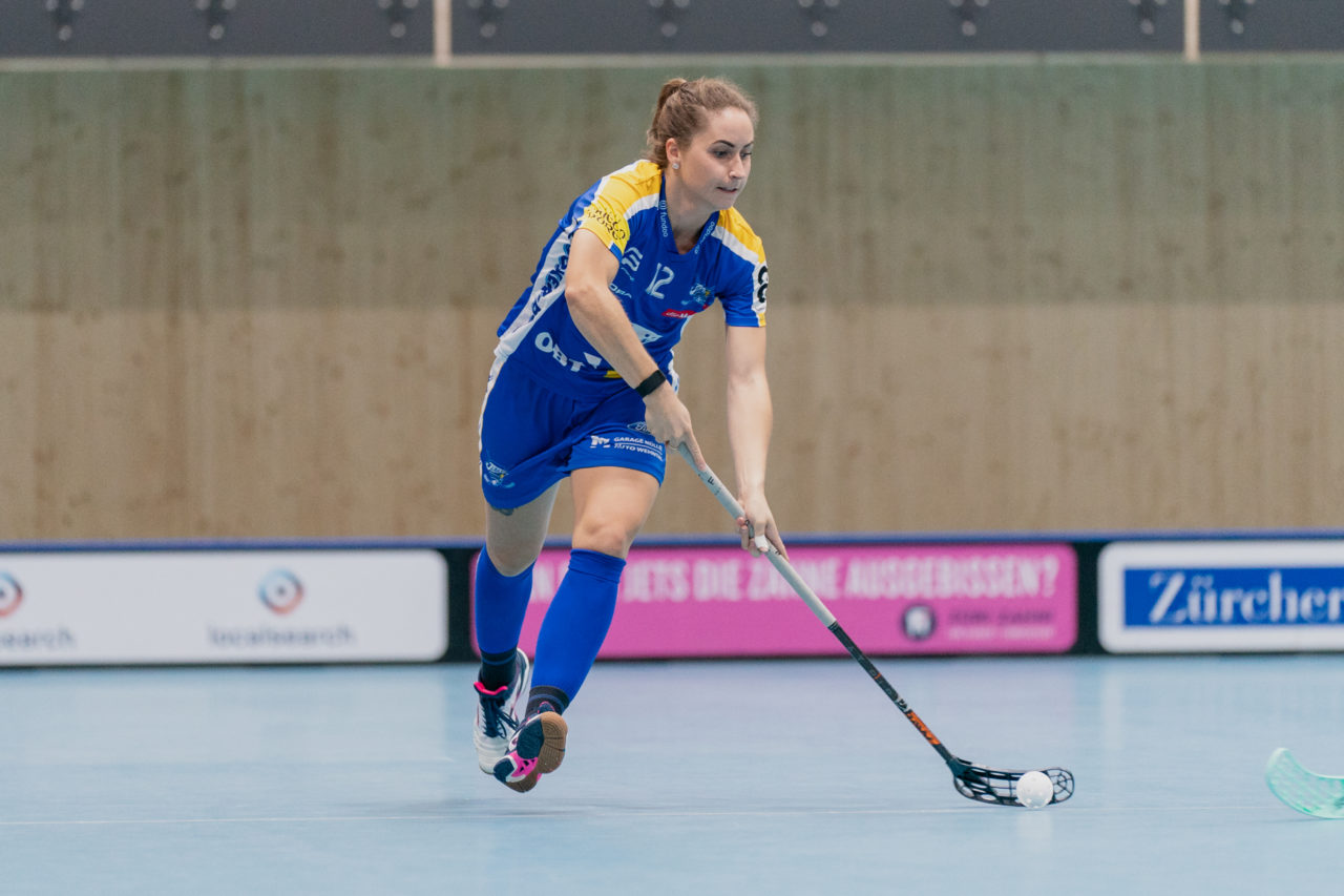 heja Stighag (Kloten), 21.09.2019, Unihockey Damen NLA 2. Runde, Kloten-Dietlikon Jets - Unihockey Berner Oberland, Tanja Stella (Nr. 12, Kloten-Dietlikon Jets) am Ball

(Claudio Schwarz, unihockey-fotos.ch)