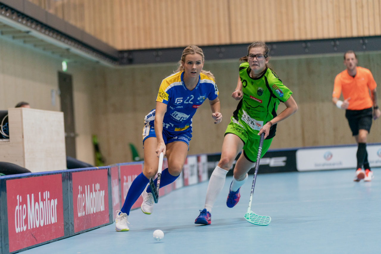 heja Stighag (Kloten), 21.09.2019, Unihockey Damen NLA 2. Runde, Kloten-Dietlikon Jets - Unihockey Berner Oberland, Iza Rydfjäll (Nr. 22, Kloten-Dietlikon Jets) spielt den Ball

(Claudio Schwarz, unihockey-fotos.ch)