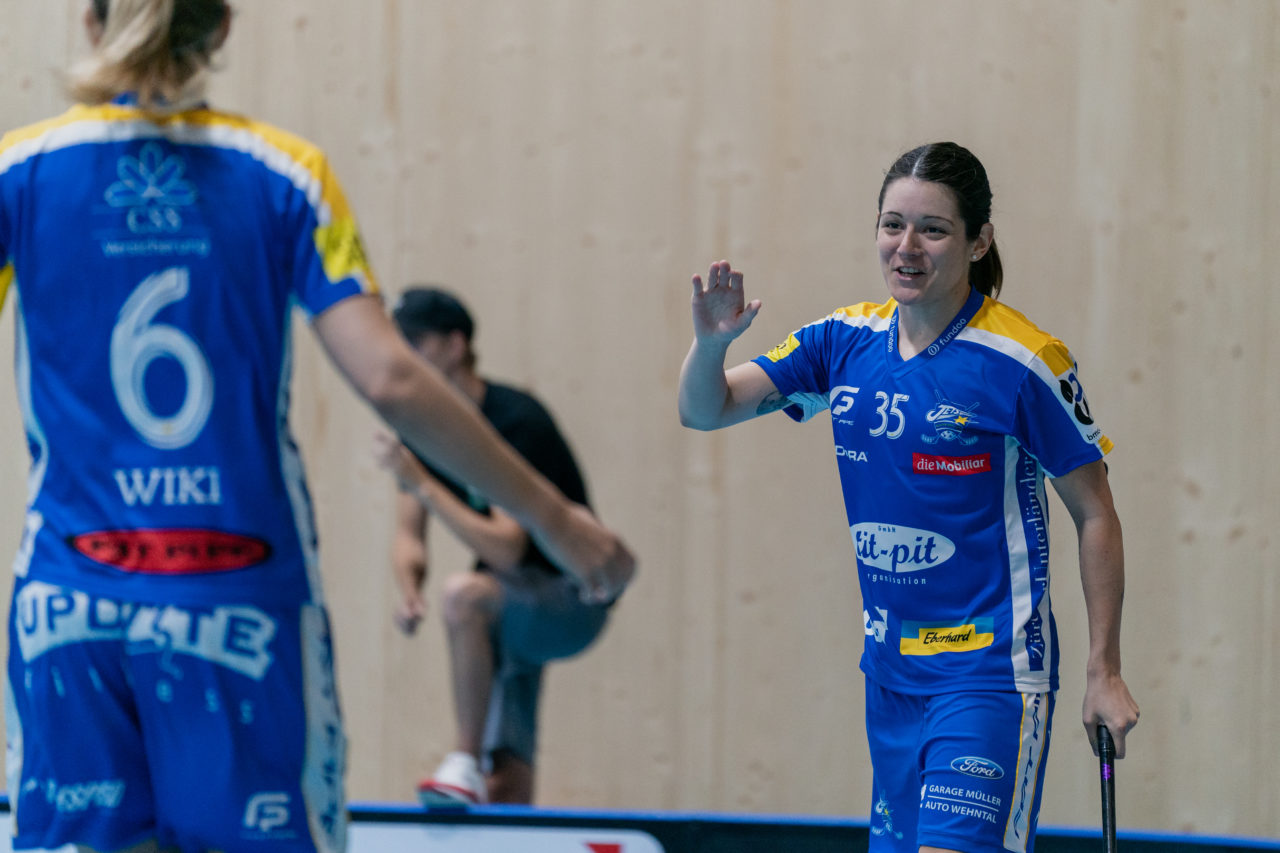 heja Stighag (Kloten), 21.09.2019, Unihockey Damen NLA 2. Runde, Kloten-Dietlikon Jets - Unihockey Berner Oberland, Christelle Wohlhauser (Nr. 35, Kloten-Dietlikon Jets) bejubelt ihren Treffer

(Claudio Schwarz, unihockey-fotos.ch)