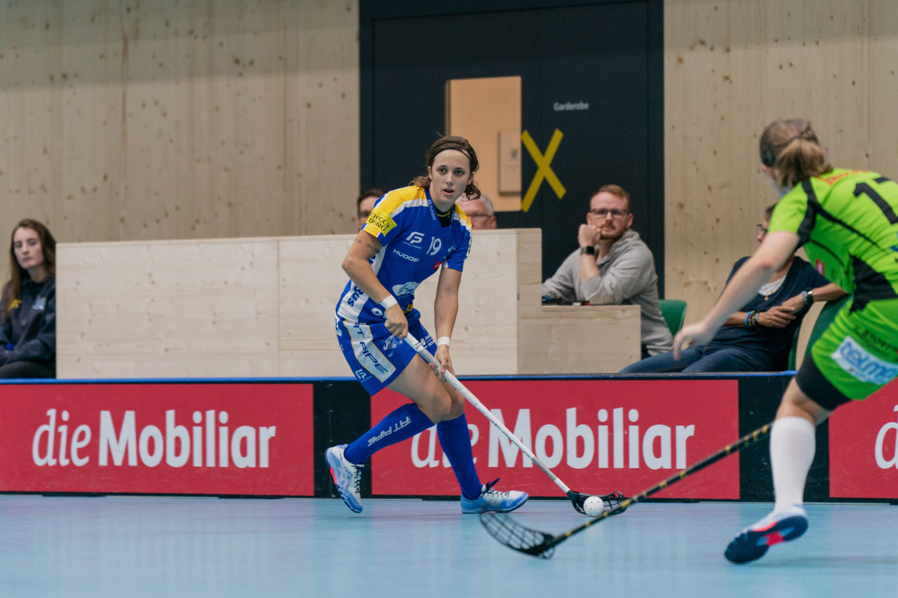 heja Stighag (Kloten), 21.09.2019, Unihockey Damen NLA 2. Runde, Kloten-Dietlikon Jets - Unihockey Berner Oberland, Julia Suter (Nr. 19, Kloten-Dietlikon Jets) am Ball

(Claudio Schwarz, unihockey-fotos.ch)