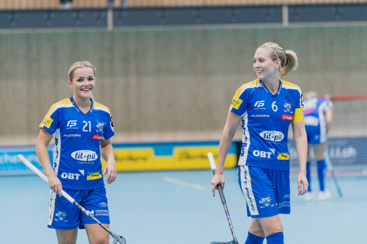 heja Stighag (Kloten), 21.09.2019, Unihockey Damen NLA 2. Runde, Kloten-Dietlikon Jets - Unihockey Berner Oberland, Alice Granstedt (Nr. 21, Kloten-Dietlikon Jets) im Gespräch mit Michelle Wiki (Nr. 6, Kloten-Dietlikon Jets)

(Claudio Schwarz, unihockey-fotos.ch)