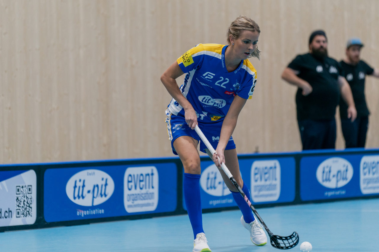 heja Stighag (Kloten), 21.09.2019, Unihockey Damen NLA 2. Runde, Kloten-Dietlikon Jets - Unihockey Berner Oberland, Iza Rydfjäll (Nr. 22, Kloten-Dietlikon Jets) am Ball

(Claudio Schwarz, unihockey-fotos.ch)