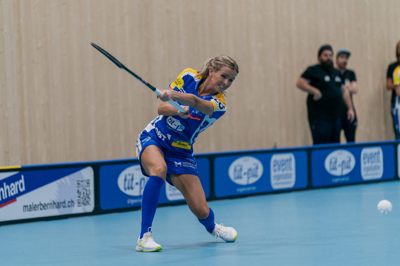 heja Stighag (Kloten), 21.09.2019, Unihockey Damen NLA 2. Runde, Kloten-Dietlikon Jets - Unihockey Berner Oberland, Iza Rydfjäll (Nr. 22, Kloten-Dietlikon Jets) mit einem Abschlussversuch

(Claudio Schwarz, unihockey-fotos.ch)