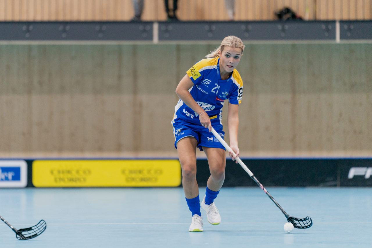 heja Stighag (Kloten), 21.09.2019, Unihockey Damen NLA 2. Runde, Kloten-Dietlikon Jets - Unihockey Berner Oberland, Alice Granstedt (Nr. 21, Kloten-Dietlikon Jets) am Ball

(Claudio Schwarz, unihockey-fotos.ch)