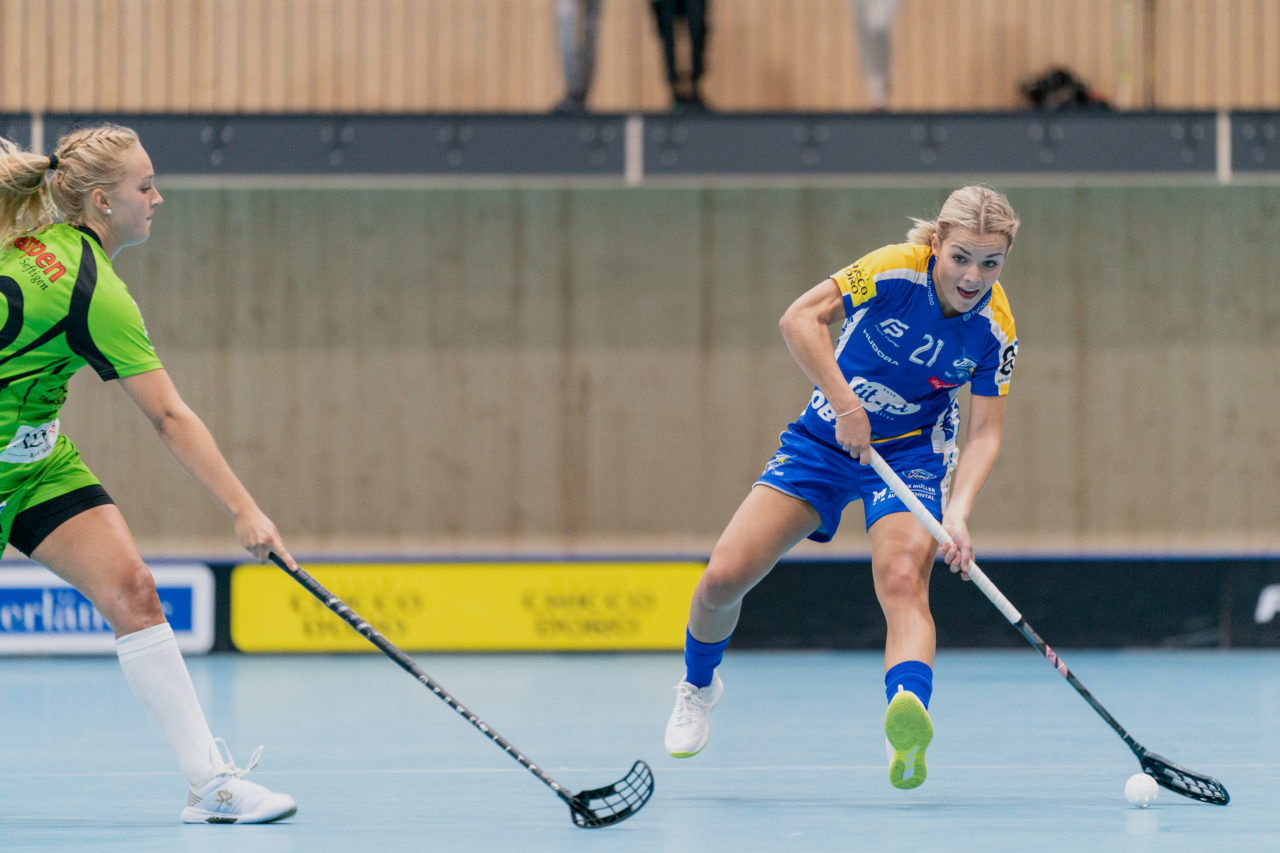 heja Stighag (Kloten), 21.09.2019, Unihockey Damen NLA 2. Runde, Kloten-Dietlikon Jets - Unihockey Berner Oberland, Alice Granstedt (Nr. 21, Kloten-Dietlikon Jets) am Ball

(Claudio Schwarz, unihockey-fotos.ch)