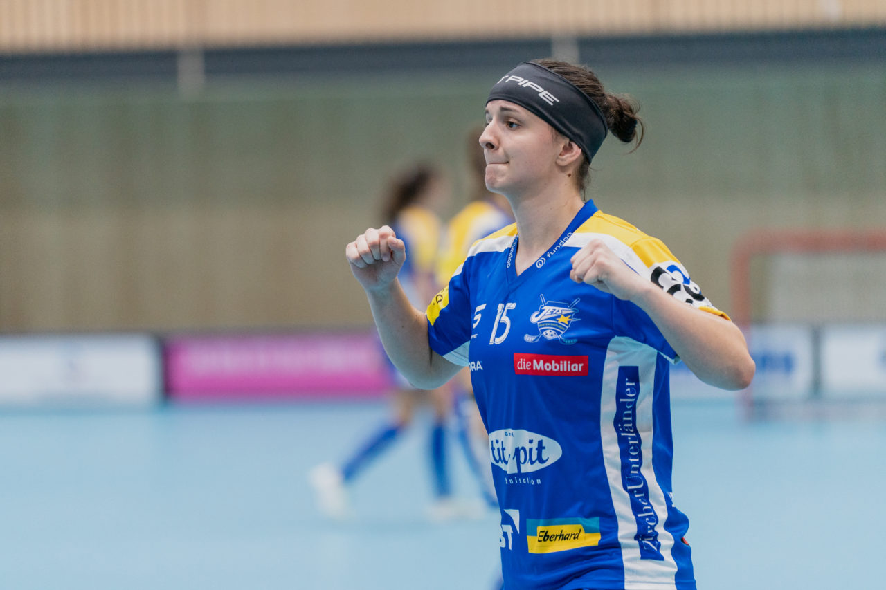 heja Stighag (Kloten), 21.09.2019, Unihockey Damen NLA 2. Runde, Kloten-Dietlikon Jets - Unihockey Berner Oberland, Natalie Martinakova (Nr. 15, Kloten-Dietlikon Jets) bejubelt den Sieg

(Claudio Schwarz, unihockey-fotos.ch)