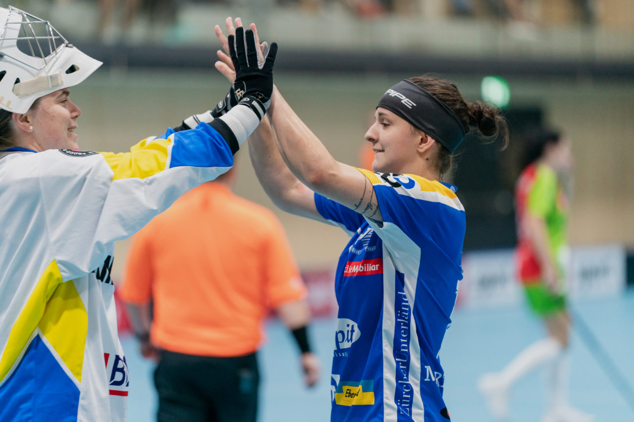 heja Stighag (Kloten), 21.09.2019, Unihockey Damen NLA 2. Runde, Kloten-Dietlikon Jets - Unihockey Berner Oberland, Monika Schmid (Nr. 29, Kloten-Dietlikon Jets) klatscht mit Natalie Martinakova (Nr. 15, Kloten-Dietlikon Jets) ab

(Claudio Schwarz, unihockey-fotos.ch)