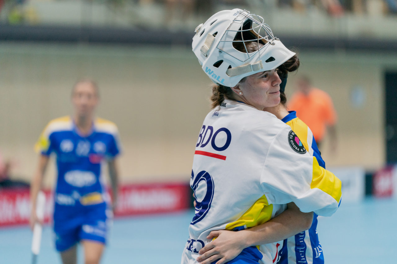 heja Stighag (Kloten), 21.09.2019, Unihockey Damen NLA 2. Runde, Kloten-Dietlikon Jets - Unihockey Berner Oberland, Monika Schmid (Nr. 29, Kloten-Dietlikon Jets) und Natalie Martinakova (Nr. 15, Kloten-Dietlikon Jets)

(Claudio Schwarz, unihockey-fotos.ch)