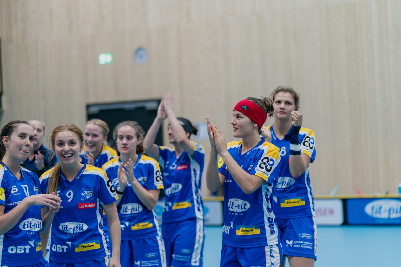 heja Stighag (Kloten), 21.09.2019, Unihockey Damen NLA 2. Runde, Kloten-Dietlikon Jets - Unihockey Berner Oberland, die Jets bedanken sich beim Publikum

(Claudio Schwarz, unihockey-fotos.ch)