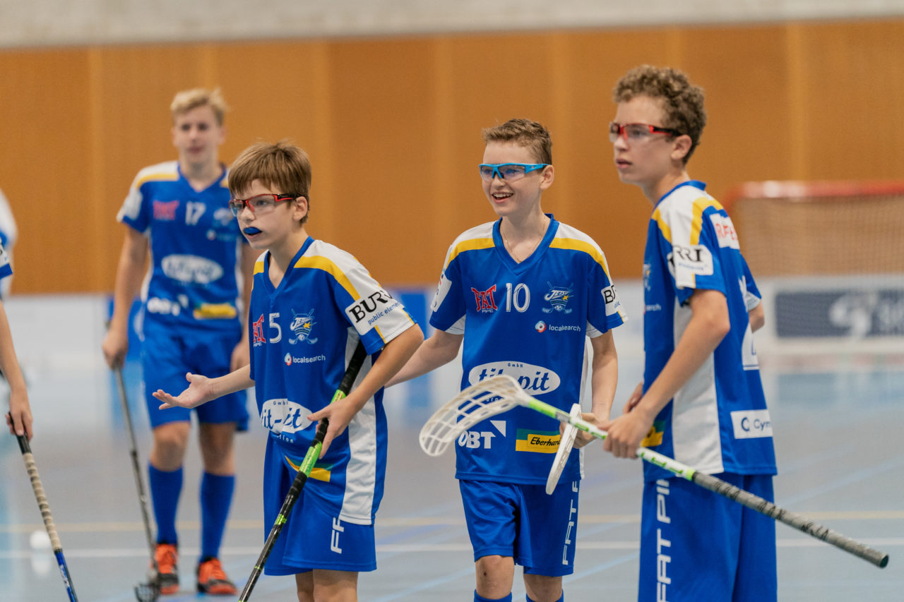 Ruebisbach (Kloten), 21.09.2019, Unihockey Junioren U14/U17 A, Unihockey Basel Regio - Kloten-Dietlikon Jets
(Claudio Schwarz, unihockey-fotos.ch)

Copyright: Claudio Schwarz, unihockey-fotos.ch – Dieses Bild wurde durch swiss unihockey lizenziert und darf ausschliesslich auf den Online-Kanälen von swiss unihockey verwendet werden. Die redaktionelle oder kommerzielle Nutzung durch Dritte (Medien, Vereine, Unternehmen oder Privatpersonen) per Download von diesem flickr-Account ist ausgeschlossen. Das Bild kann bei Interesse via unihockey-fotos.ch kostenpflichtig lizenziert werden. unihockey-fotos.ch behält sich vor, fehlbaren Medien, Vereinen, Unternehmen oder Privatpersonen Bilder mit einem Zuschlag in Rechnung zu stellen.
