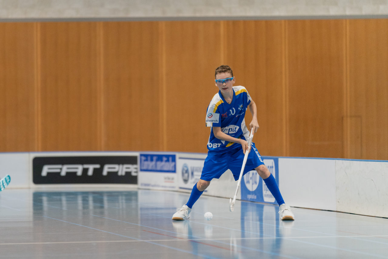 Ruebisbach (Kloten), 21.09.2019, Unihockey Junioren U14/U17 A, Unihockey Basel Regio - Kloten-Dietlikon Jets
(Claudio Schwarz, unihockey-fotos.ch)

Copyright: Claudio Schwarz, unihockey-fotos.ch – Dieses Bild wurde durch swiss unihockey lizenziert und darf ausschliesslich auf den Online-Kanälen von swiss unihockey verwendet werden. Die redaktionelle oder kommerzielle Nutzung durch Dritte (Medien, Vereine, Unternehmen oder Privatpersonen) per Download von diesem flickr-Account ist ausgeschlossen. Das Bild kann bei Interesse via unihockey-fotos.ch kostenpflichtig lizenziert werden. unihockey-fotos.ch behält sich vor, fehlbaren Medien, Vereinen, Unternehmen oder Privatpersonen Bilder mit einem Zuschlag in Rechnung zu stellen.