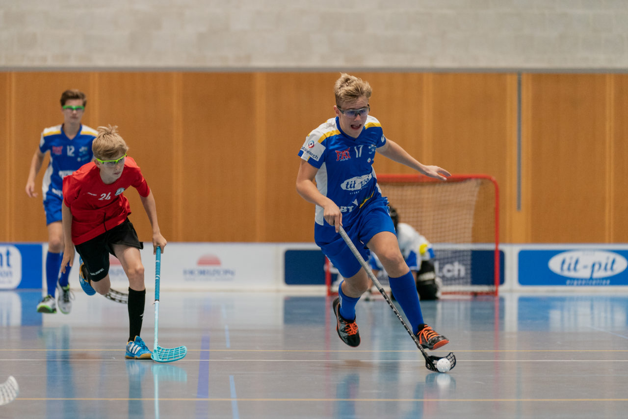 Ruebisbach (Kloten), 21.09.2019, Unihockey Junioren U14/U17 A, Unihockey Basel Regio - Kloten-Dietlikon Jets
(Claudio Schwarz, unihockey-fotos.ch)

Copyright: Claudio Schwarz, unihockey-fotos.ch – Dieses Bild wurde durch swiss unihockey lizenziert und darf ausschliesslich auf den Online-Kanälen von swiss unihockey verwendet werden. Die redaktionelle oder kommerzielle Nutzung durch Dritte (Medien, Vereine, Unternehmen oder Privatpersonen) per Download von diesem flickr-Account ist ausgeschlossen. Das Bild kann bei Interesse via unihockey-fotos.ch kostenpflichtig lizenziert werden. unihockey-fotos.ch behält sich vor, fehlbaren Medien, Vereinen, Unternehmen oder Privatpersonen Bilder mit einem Zuschlag in Rechnung zu stellen.