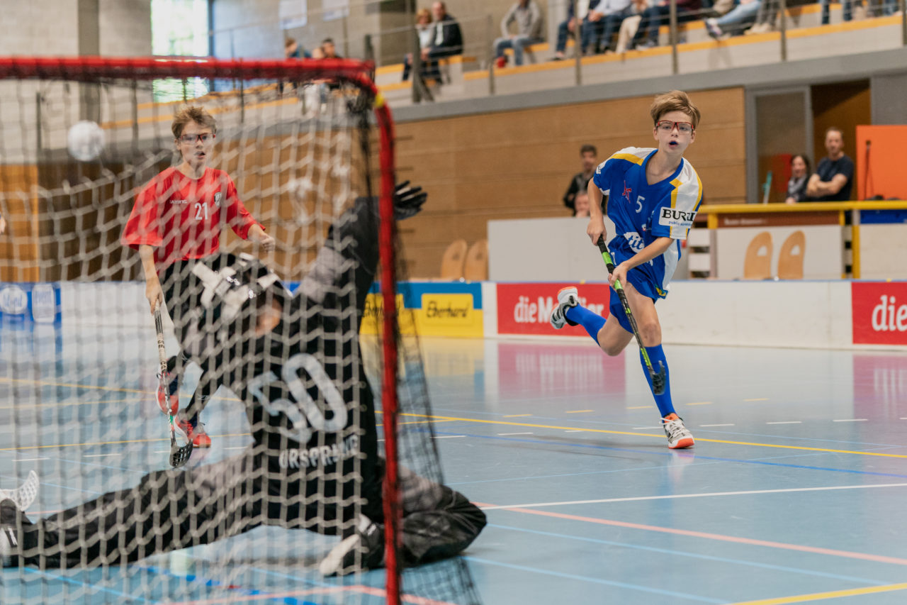 Ruebisbach (Kloten), 21.09.2019, Unihockey Junioren U14/U17 A, Unihockey Basel Regio - Kloten-Dietlikon Jets
(Claudio Schwarz, unihockey-fotos.ch)

Copyright: Claudio Schwarz, unihockey-fotos.ch – Dieses Bild wurde durch swiss unihockey lizenziert und darf ausschliesslich auf den Online-Kanälen von swiss unihockey verwendet werden. Die redaktionelle oder kommerzielle Nutzung durch Dritte (Medien, Vereine, Unternehmen oder Privatpersonen) per Download von diesem flickr-Account ist ausgeschlossen. Das Bild kann bei Interesse via unihockey-fotos.ch kostenpflichtig lizenziert werden. unihockey-fotos.ch behält sich vor, fehlbaren Medien, Vereinen, Unternehmen oder Privatpersonen Bilder mit einem Zuschlag in Rechnung zu stellen.
