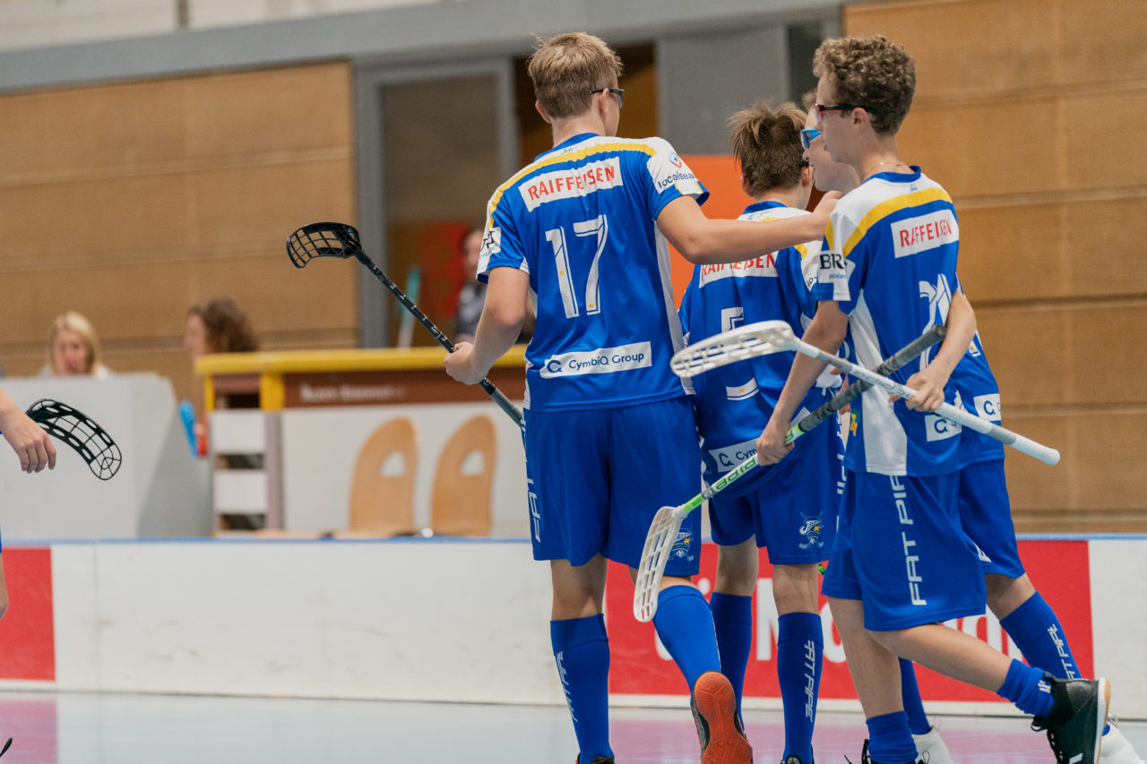 Ruebisbach (Kloten), 21.09.2019, Unihockey Junioren U14/U17 A, Unihockey Basel Regio - Kloten-Dietlikon Jets
(Claudio Schwarz, unihockey-fotos.ch)

Copyright: Claudio Schwarz, unihockey-fotos.ch – Dieses Bild wurde durch swiss unihockey lizenziert und darf ausschliesslich auf den Online-Kanälen von swiss unihockey verwendet werden. Die redaktionelle oder kommerzielle Nutzung durch Dritte (Medien, Vereine, Unternehmen oder Privatpersonen) per Download von diesem flickr-Account ist ausgeschlossen. Das Bild kann bei Interesse via unihockey-fotos.ch kostenpflichtig lizenziert werden. unihockey-fotos.ch behält sich vor, fehlbaren Medien, Vereinen, Unternehmen oder Privatpersonen Bilder mit einem Zuschlag in Rechnung zu stellen.
