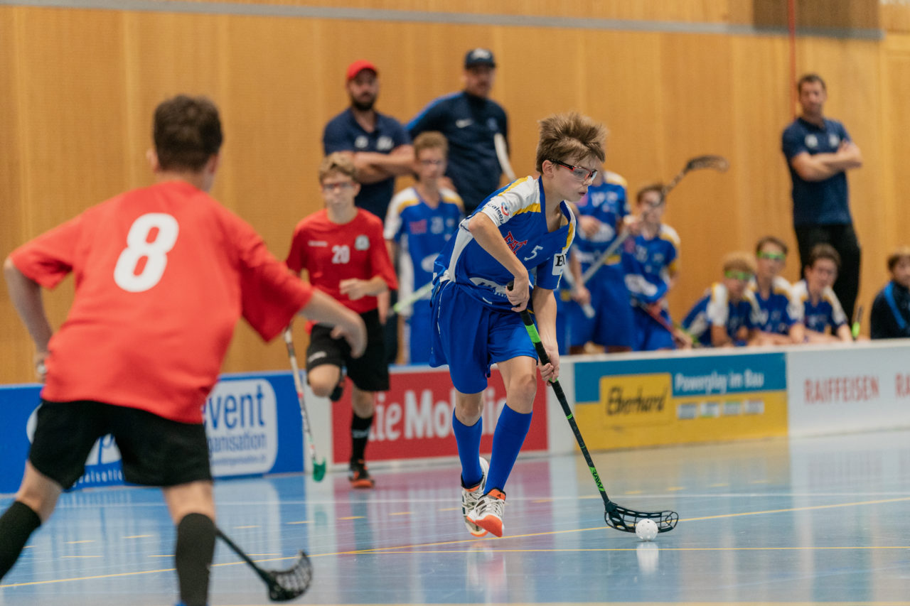 Ruebisbach (Kloten), 21.09.2019, Unihockey Junioren U14/U17 A, Unihockey Basel Regio - Kloten-Dietlikon Jets
(Claudio Schwarz, unihockey-fotos.ch)

Copyright: Claudio Schwarz, unihockey-fotos.ch – Dieses Bild wurde durch swiss unihockey lizenziert und darf ausschliesslich auf den Online-Kanälen von swiss unihockey verwendet werden. Die redaktionelle oder kommerzielle Nutzung durch Dritte (Medien, Vereine, Unternehmen oder Privatpersonen) per Download von diesem flickr-Account ist ausgeschlossen. Das Bild kann bei Interesse via unihockey-fotos.ch kostenpflichtig lizenziert werden. unihockey-fotos.ch behält sich vor, fehlbaren Medien, Vereinen, Unternehmen oder Privatpersonen Bilder mit einem Zuschlag in Rechnung zu stellen.