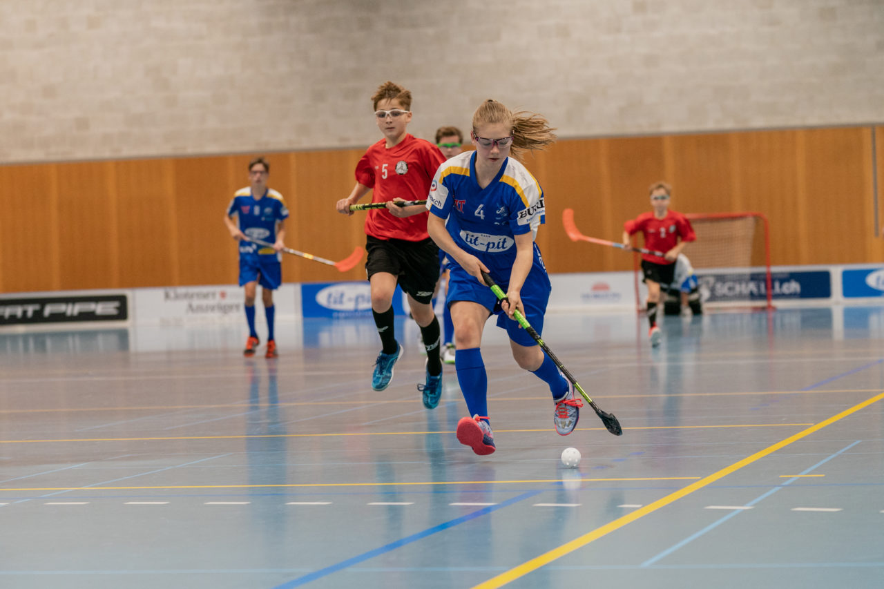 Ruebisbach (Kloten), 21.09.2019, Unihockey Junioren U14/U17 A, Unihockey Basel Regio - Kloten-Dietlikon Jets
(Claudio Schwarz, unihockey-fotos.ch)

Copyright: Claudio Schwarz, unihockey-fotos.ch – Dieses Bild wurde durch swiss unihockey lizenziert und darf ausschliesslich auf den Online-Kanälen von swiss unihockey verwendet werden. Die redaktionelle oder kommerzielle Nutzung durch Dritte (Medien, Vereine, Unternehmen oder Privatpersonen) per Download von diesem flickr-Account ist ausgeschlossen. Das Bild kann bei Interesse via unihockey-fotos.ch kostenpflichtig lizenziert werden. unihockey-fotos.ch behält sich vor, fehlbaren Medien, Vereinen, Unternehmen oder Privatpersonen Bilder mit einem Zuschlag in Rechnung zu stellen.