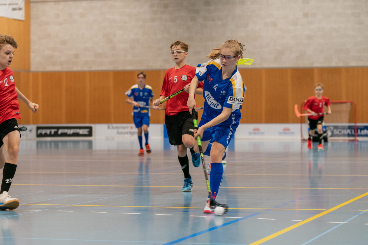 Ruebisbach (Kloten), 21.09.2019, Unihockey Junioren U14/U17 A, Unihockey Basel Regio - Kloten-Dietlikon Jets
(Claudio Schwarz, unihockey-fotos.ch)

Copyright: Claudio Schwarz, unihockey-fotos.ch – Dieses Bild wurde durch swiss unihockey lizenziert und darf ausschliesslich auf den Online-Kanälen von swiss unihockey verwendet werden. Die redaktionelle oder kommerzielle Nutzung durch Dritte (Medien, Vereine, Unternehmen oder Privatpersonen) per Download von diesem flickr-Account ist ausgeschlossen. Das Bild kann bei Interesse via unihockey-fotos.ch kostenpflichtig lizenziert werden. unihockey-fotos.ch behält sich vor, fehlbaren Medien, Vereinen, Unternehmen oder Privatpersonen Bilder mit einem Zuschlag in Rechnung zu stellen.