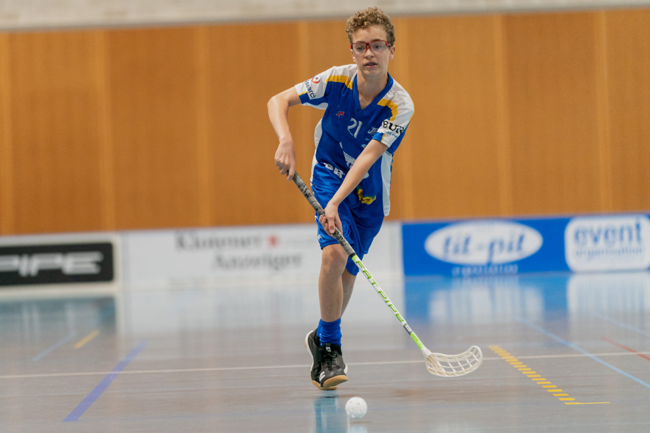 Ruebisbach (Kloten), 21.09.2019, Unihockey Junioren U14/U17 A, Unihockey Basel Regio - Kloten-Dietlikon Jets
(Claudio Schwarz, unihockey-fotos.ch)

Copyright: Claudio Schwarz, unihockey-fotos.ch – Dieses Bild wurde durch swiss unihockey lizenziert und darf ausschliesslich auf den Online-Kanälen von swiss unihockey verwendet werden. Die redaktionelle oder kommerzielle Nutzung durch Dritte (Medien, Vereine, Unternehmen oder Privatpersonen) per Download von diesem flickr-Account ist ausgeschlossen. Das Bild kann bei Interesse via unihockey-fotos.ch kostenpflichtig lizenziert werden. unihockey-fotos.ch behält sich vor, fehlbaren Medien, Vereinen, Unternehmen oder Privatpersonen Bilder mit einem Zuschlag in Rechnung zu stellen.
