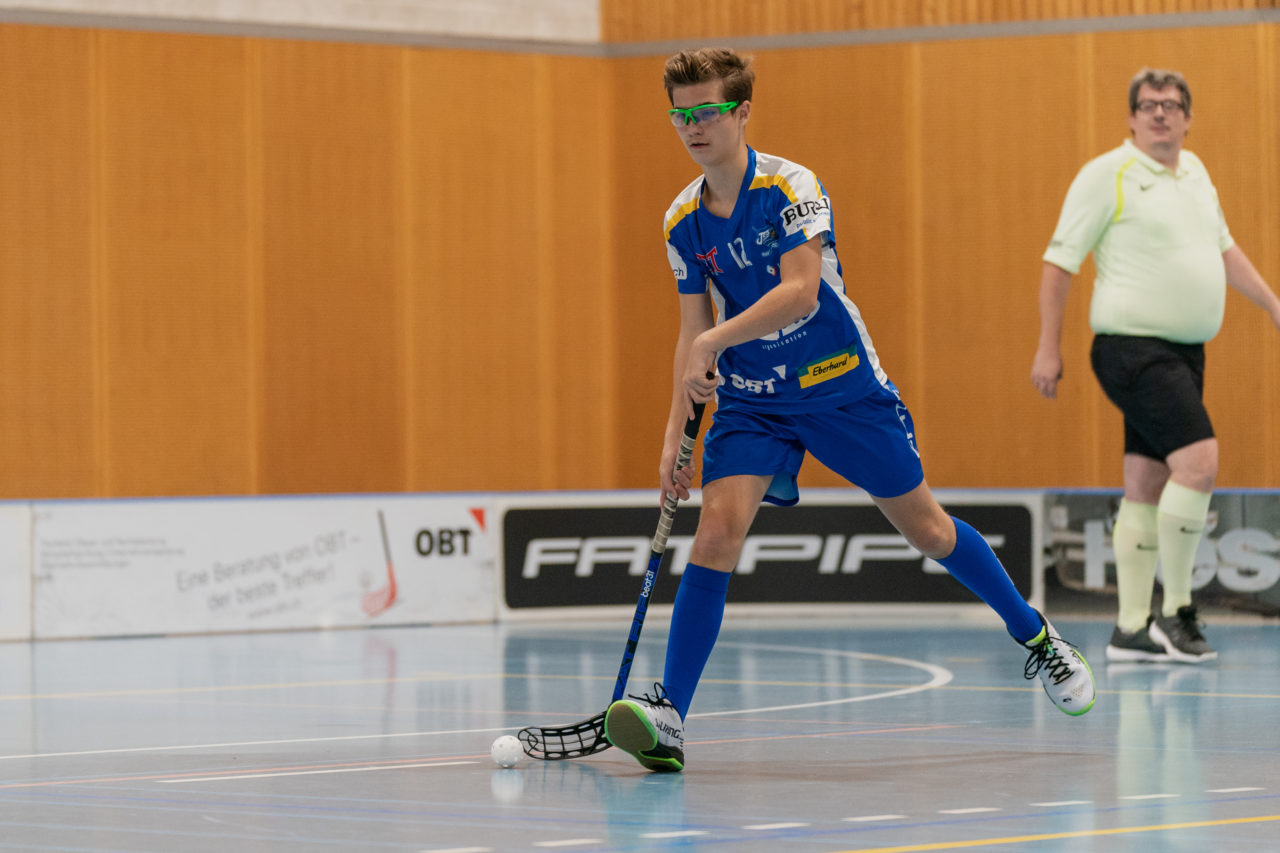 Ruebisbach (Kloten), 21.09.2019, Unihockey Junioren U14/U17 A, Unihockey Basel Regio - Kloten-Dietlikon Jets
(Claudio Schwarz, unihockey-fotos.ch)

Copyright: Claudio Schwarz, unihockey-fotos.ch – Dieses Bild wurde durch swiss unihockey lizenziert und darf ausschliesslich auf den Online-Kanälen von swiss unihockey verwendet werden. Die redaktionelle oder kommerzielle Nutzung durch Dritte (Medien, Vereine, Unternehmen oder Privatpersonen) per Download von diesem flickr-Account ist ausgeschlossen. Das Bild kann bei Interesse via unihockey-fotos.ch kostenpflichtig lizenziert werden. unihockey-fotos.ch behält sich vor, fehlbaren Medien, Vereinen, Unternehmen oder Privatpersonen Bilder mit einem Zuschlag in Rechnung zu stellen.