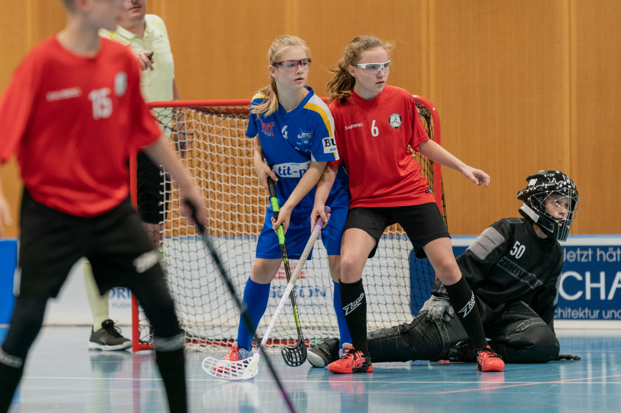 Ruebisbach (Kloten), 21.09.2019, Unihockey Junioren U14/U17 A, Unihockey Basel Regio - Kloten-Dietlikon Jets
(Claudio Schwarz, unihockey-fotos.ch)

Copyright: Claudio Schwarz, unihockey-fotos.ch – Dieses Bild wurde durch swiss unihockey lizenziert und darf ausschliesslich auf den Online-Kanälen von swiss unihockey verwendet werden. Die redaktionelle oder kommerzielle Nutzung durch Dritte (Medien, Vereine, Unternehmen oder Privatpersonen) per Download von diesem flickr-Account ist ausgeschlossen. Das Bild kann bei Interesse via unihockey-fotos.ch kostenpflichtig lizenziert werden. unihockey-fotos.ch behält sich vor, fehlbaren Medien, Vereinen, Unternehmen oder Privatpersonen Bilder mit einem Zuschlag in Rechnung zu stellen.