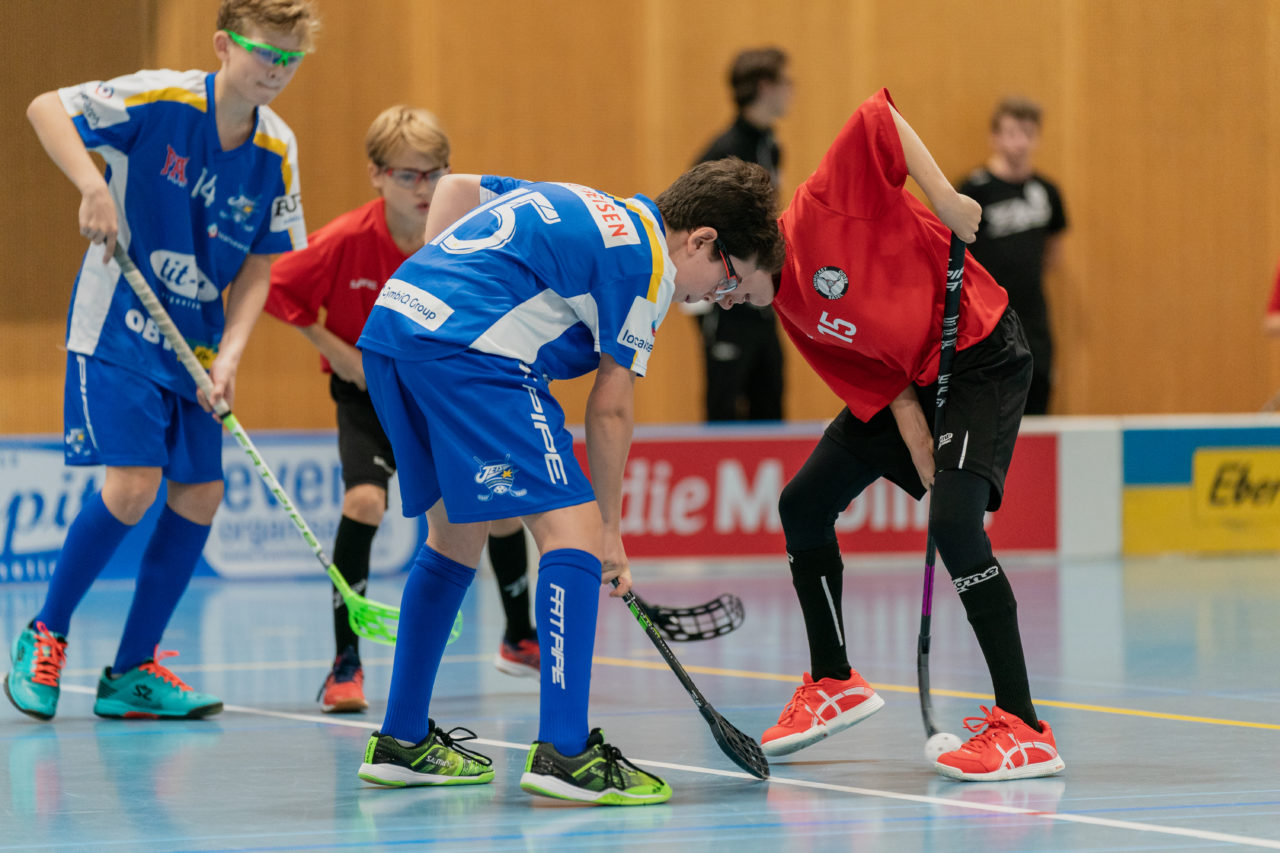 Ruebisbach (Kloten), 21.09.2019, Unihockey Junioren U14/U17 A, Unihockey Basel Regio - Kloten-Dietlikon Jets
(Claudio Schwarz, unihockey-fotos.ch)

Copyright: Claudio Schwarz, unihockey-fotos.ch – Dieses Bild wurde durch swiss unihockey lizenziert und darf ausschliesslich auf den Online-Kanälen von swiss unihockey verwendet werden. Die redaktionelle oder kommerzielle Nutzung durch Dritte (Medien, Vereine, Unternehmen oder Privatpersonen) per Download von diesem flickr-Account ist ausgeschlossen. Das Bild kann bei Interesse via unihockey-fotos.ch kostenpflichtig lizenziert werden. unihockey-fotos.ch behält sich vor, fehlbaren Medien, Vereinen, Unternehmen oder Privatpersonen Bilder mit einem Zuschlag in Rechnung zu stellen.