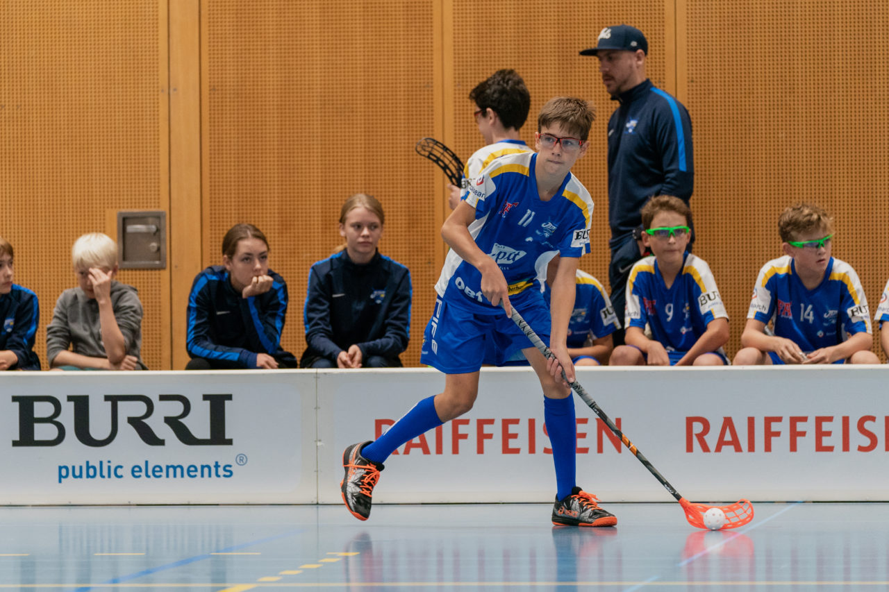 Ruebisbach (Kloten), 21.09.2019, Unihockey Junioren U14/U17 A, Unihockey Basel Regio - Kloten-Dietlikon Jets
(Claudio Schwarz, unihockey-fotos.ch)

Copyright: Claudio Schwarz, unihockey-fotos.ch – Dieses Bild wurde durch swiss unihockey lizenziert und darf ausschliesslich auf den Online-Kanälen von swiss unihockey verwendet werden. Die redaktionelle oder kommerzielle Nutzung durch Dritte (Medien, Vereine, Unternehmen oder Privatpersonen) per Download von diesem flickr-Account ist ausgeschlossen. Das Bild kann bei Interesse via unihockey-fotos.ch kostenpflichtig lizenziert werden. unihockey-fotos.ch behält sich vor, fehlbaren Medien, Vereinen, Unternehmen oder Privatpersonen Bilder mit einem Zuschlag in Rechnung zu stellen.