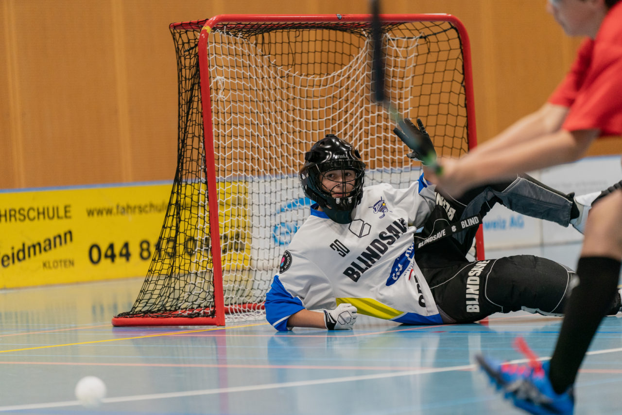 Ruebisbach (Kloten), 21.09.2019, Unihockey Junioren U14/U17 A, Unihockey Basel Regio - Kloten-Dietlikon Jets
(Claudio Schwarz, unihockey-fotos.ch)

Copyright: Claudio Schwarz, unihockey-fotos.ch – Dieses Bild wurde durch swiss unihockey lizenziert und darf ausschliesslich auf den Online-Kanälen von swiss unihockey verwendet werden. Die redaktionelle oder kommerzielle Nutzung durch Dritte (Medien, Vereine, Unternehmen oder Privatpersonen) per Download von diesem flickr-Account ist ausgeschlossen. Das Bild kann bei Interesse via unihockey-fotos.ch kostenpflichtig lizenziert werden. unihockey-fotos.ch behält sich vor, fehlbaren Medien, Vereinen, Unternehmen oder Privatpersonen Bilder mit einem Zuschlag in Rechnung zu stellen.