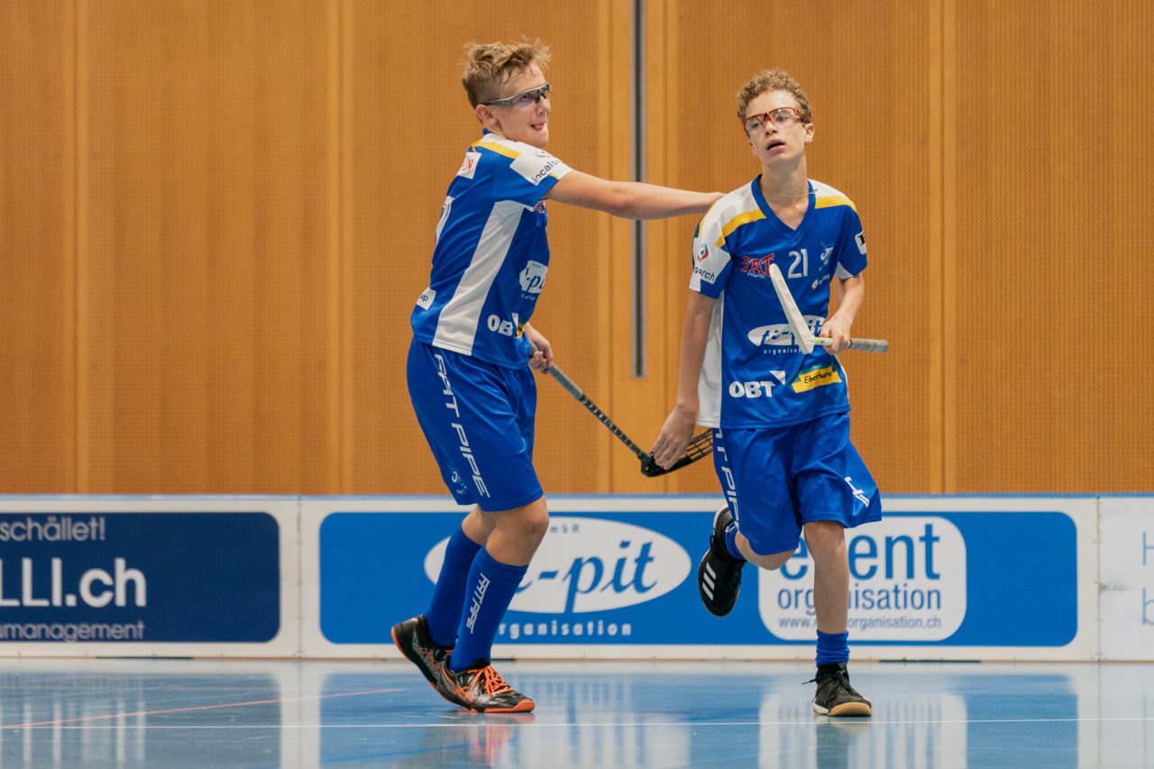 Ruebisbach (Kloten), 21.09.2019, Unihockey Junioren U14/U17 A, Unihockey Basel Regio - Kloten-Dietlikon Jets
(Claudio Schwarz, unihockey-fotos.ch)

Copyright: Claudio Schwarz, unihockey-fotos.ch – Dieses Bild wurde durch swiss unihockey lizenziert und darf ausschliesslich auf den Online-Kanälen von swiss unihockey verwendet werden. Die redaktionelle oder kommerzielle Nutzung durch Dritte (Medien, Vereine, Unternehmen oder Privatpersonen) per Download von diesem flickr-Account ist ausgeschlossen. Das Bild kann bei Interesse via unihockey-fotos.ch kostenpflichtig lizenziert werden. unihockey-fotos.ch behält sich vor, fehlbaren Medien, Vereinen, Unternehmen oder Privatpersonen Bilder mit einem Zuschlag in Rechnung zu stellen.
