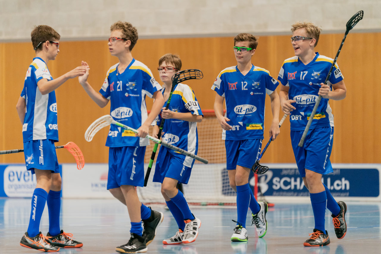 Ruebisbach (Kloten), 21.09.2019, Unihockey Junioren U14/U17 A, Unihockey Basel Regio - Kloten-Dietlikon Jets
(Claudio Schwarz, unihockey-fotos.ch)

Copyright: Claudio Schwarz, unihockey-fotos.ch – Dieses Bild wurde durch swiss unihockey lizenziert und darf ausschliesslich auf den Online-Kanälen von swiss unihockey verwendet werden. Die redaktionelle oder kommerzielle Nutzung durch Dritte (Medien, Vereine, Unternehmen oder Privatpersonen) per Download von diesem flickr-Account ist ausgeschlossen. Das Bild kann bei Interesse via unihockey-fotos.ch kostenpflichtig lizenziert werden. unihockey-fotos.ch behält sich vor, fehlbaren Medien, Vereinen, Unternehmen oder Privatpersonen Bilder mit einem Zuschlag in Rechnung zu stellen.