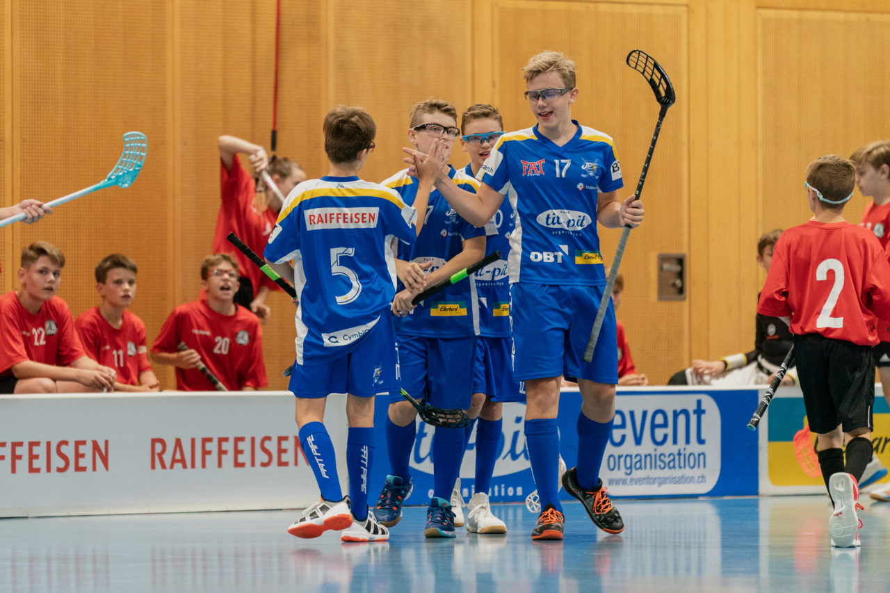 Ruebisbach (Kloten), 21.09.2019, Unihockey Junioren U14/U17 A, Unihockey Basel Regio - Kloten-Dietlikon Jets
(Claudio Schwarz, unihockey-fotos.ch)

Copyright: Claudio Schwarz, unihockey-fotos.ch – Dieses Bild wurde durch swiss unihockey lizenziert und darf ausschliesslich auf den Online-Kanälen von swiss unihockey verwendet werden. Die redaktionelle oder kommerzielle Nutzung durch Dritte (Medien, Vereine, Unternehmen oder Privatpersonen) per Download von diesem flickr-Account ist ausgeschlossen. Das Bild kann bei Interesse via unihockey-fotos.ch kostenpflichtig lizenziert werden. unihockey-fotos.ch behält sich vor, fehlbaren Medien, Vereinen, Unternehmen oder Privatpersonen Bilder mit einem Zuschlag in Rechnung zu stellen.