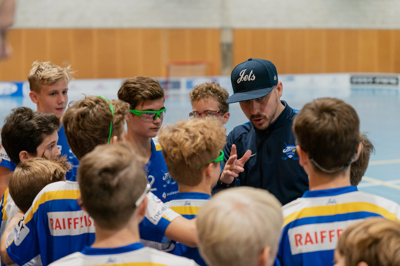 Ruebisbach (Kloten), 21.09.2019, Unihockey Junioren U14/U17 A, Unihockey Basel Regio - Kloten-Dietlikon Jets
(Claudio Schwarz, unihockey-fotos.ch)

Copyright: Claudio Schwarz, unihockey-fotos.ch – Dieses Bild wurde durch swiss unihockey lizenziert und darf ausschliesslich auf den Online-Kanälen von swiss unihockey verwendet werden. Die redaktionelle oder kommerzielle Nutzung durch Dritte (Medien, Vereine, Unternehmen oder Privatpersonen) per Download von diesem flickr-Account ist ausgeschlossen. Das Bild kann bei Interesse via unihockey-fotos.ch kostenpflichtig lizenziert werden. unihockey-fotos.ch behält sich vor, fehlbaren Medien, Vereinen, Unternehmen oder Privatpersonen Bilder mit einem Zuschlag in Rechnung zu stellen.