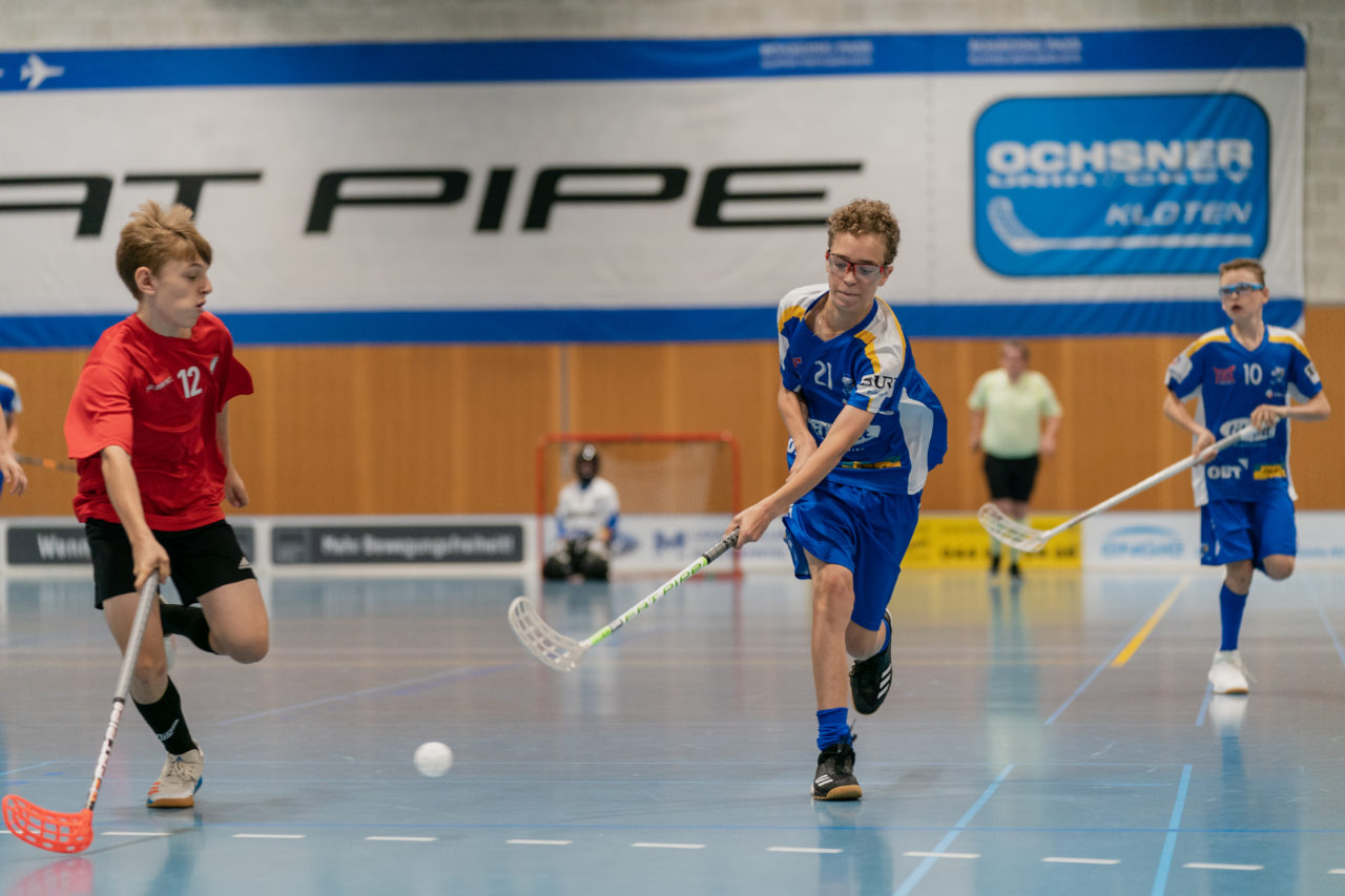 Ruebisbach (Kloten), 21.09.2019, Unihockey Junioren U14/U17 A, Unihockey Basel Regio - Kloten-Dietlikon Jets
(Claudio Schwarz, unihockey-fotos.ch)

Copyright: Claudio Schwarz, unihockey-fotos.ch – Dieses Bild wurde durch swiss unihockey lizenziert und darf ausschliesslich auf den Online-Kanälen von swiss unihockey verwendet werden. Die redaktionelle oder kommerzielle Nutzung durch Dritte (Medien, Vereine, Unternehmen oder Privatpersonen) per Download von diesem flickr-Account ist ausgeschlossen. Das Bild kann bei Interesse via unihockey-fotos.ch kostenpflichtig lizenziert werden. unihockey-fotos.ch behält sich vor, fehlbaren Medien, Vereinen, Unternehmen oder Privatpersonen Bilder mit einem Zuschlag in Rechnung zu stellen.