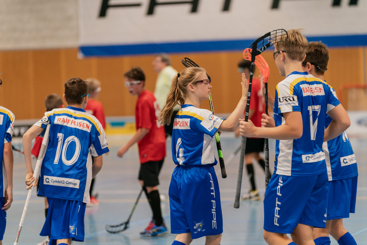 Ruebisbach (Kloten), 21.09.2019, Unihockey Junioren U14/U17 A, Unihockey Basel Regio - Kloten-Dietlikon Jets
(Claudio Schwarz, unihockey-fotos.ch)

Copyright: Claudio Schwarz, unihockey-fotos.ch – Dieses Bild wurde durch swiss unihockey lizenziert und darf ausschliesslich auf den Online-Kanälen von swiss unihockey verwendet werden. Die redaktionelle oder kommerzielle Nutzung durch Dritte (Medien, Vereine, Unternehmen oder Privatpersonen) per Download von diesem flickr-Account ist ausgeschlossen. Das Bild kann bei Interesse via unihockey-fotos.ch kostenpflichtig lizenziert werden. unihockey-fotos.ch behält sich vor, fehlbaren Medien, Vereinen, Unternehmen oder Privatpersonen Bilder mit einem Zuschlag in Rechnung zu stellen.