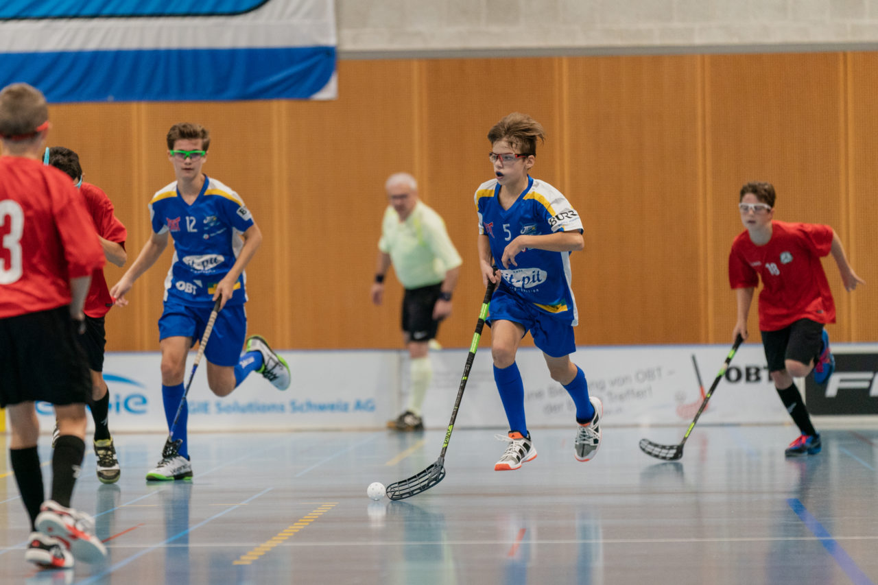 Ruebisbach (Kloten), 21.09.2019, Unihockey Junioren U14/U17 A, Unihockey Basel Regio - Kloten-Dietlikon Jets
(Claudio Schwarz, unihockey-fotos.ch)

Copyright: Claudio Schwarz, unihockey-fotos.ch – Dieses Bild wurde durch swiss unihockey lizenziert und darf ausschliesslich auf den Online-Kanälen von swiss unihockey verwendet werden. Die redaktionelle oder kommerzielle Nutzung durch Dritte (Medien, Vereine, Unternehmen oder Privatpersonen) per Download von diesem flickr-Account ist ausgeschlossen. Das Bild kann bei Interesse via unihockey-fotos.ch kostenpflichtig lizenziert werden. unihockey-fotos.ch behält sich vor, fehlbaren Medien, Vereinen, Unternehmen oder Privatpersonen Bilder mit einem Zuschlag in Rechnung zu stellen.