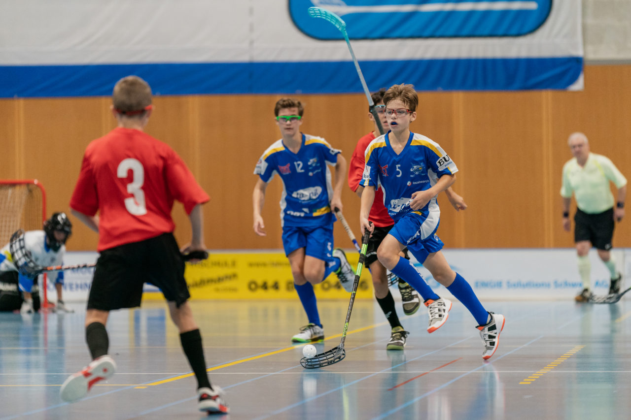Ruebisbach (Kloten), 21.09.2019, Unihockey Junioren U14/U17 A, Unihockey Basel Regio - Kloten-Dietlikon Jets
(Claudio Schwarz, unihockey-fotos.ch)

Copyright: Claudio Schwarz, unihockey-fotos.ch – Dieses Bild wurde durch swiss unihockey lizenziert und darf ausschliesslich auf den Online-Kanälen von swiss unihockey verwendet werden. Die redaktionelle oder kommerzielle Nutzung durch Dritte (Medien, Vereine, Unternehmen oder Privatpersonen) per Download von diesem flickr-Account ist ausgeschlossen. Das Bild kann bei Interesse via unihockey-fotos.ch kostenpflichtig lizenziert werden. unihockey-fotos.ch behält sich vor, fehlbaren Medien, Vereinen, Unternehmen oder Privatpersonen Bilder mit einem Zuschlag in Rechnung zu stellen.