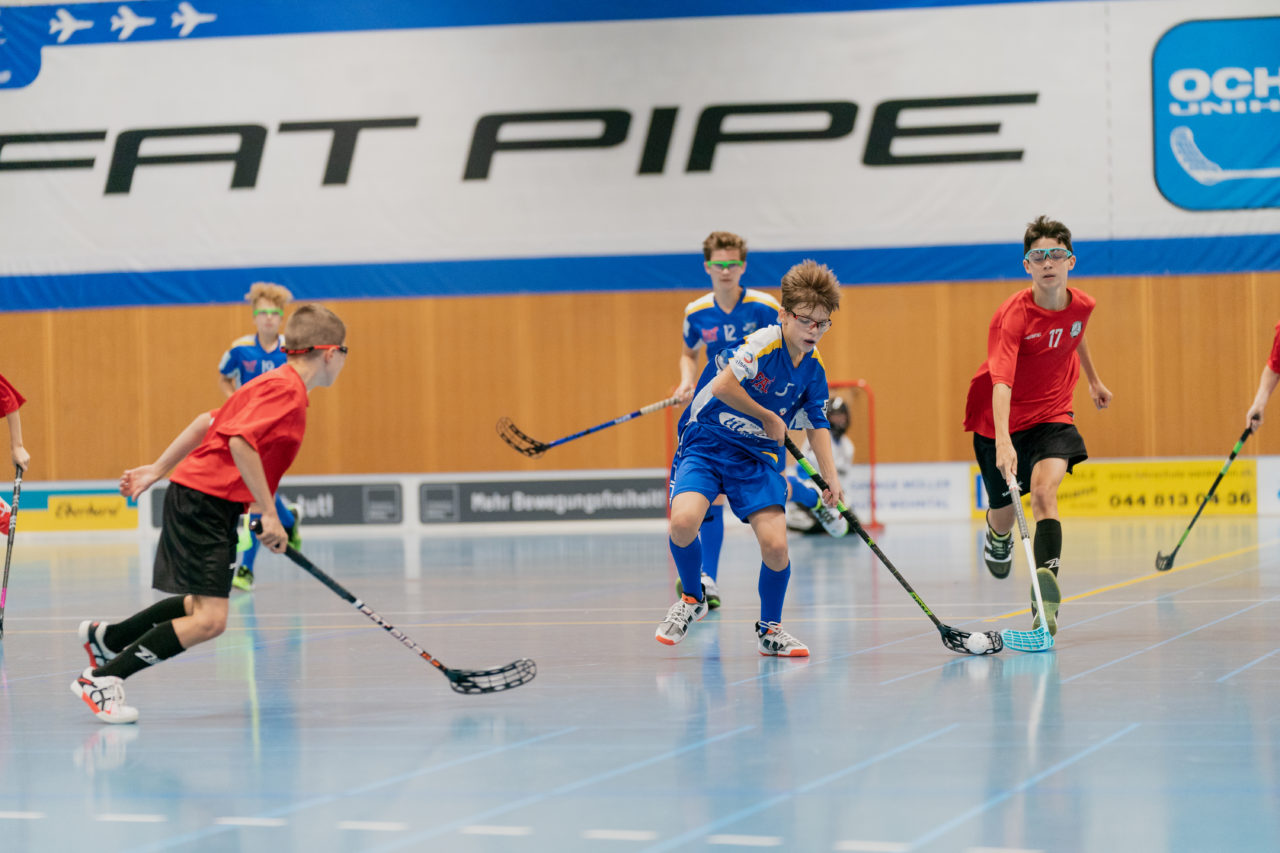 Ruebisbach (Kloten), 21.09.2019, Unihockey Junioren U14/U17 A, Unihockey Basel Regio - Kloten-Dietlikon Jets
(Claudio Schwarz, unihockey-fotos.ch)

Copyright: Claudio Schwarz, unihockey-fotos.ch – Dieses Bild wurde durch swiss unihockey lizenziert und darf ausschliesslich auf den Online-Kanälen von swiss unihockey verwendet werden. Die redaktionelle oder kommerzielle Nutzung durch Dritte (Medien, Vereine, Unternehmen oder Privatpersonen) per Download von diesem flickr-Account ist ausgeschlossen. Das Bild kann bei Interesse via unihockey-fotos.ch kostenpflichtig lizenziert werden. unihockey-fotos.ch behält sich vor, fehlbaren Medien, Vereinen, Unternehmen oder Privatpersonen Bilder mit einem Zuschlag in Rechnung zu stellen.