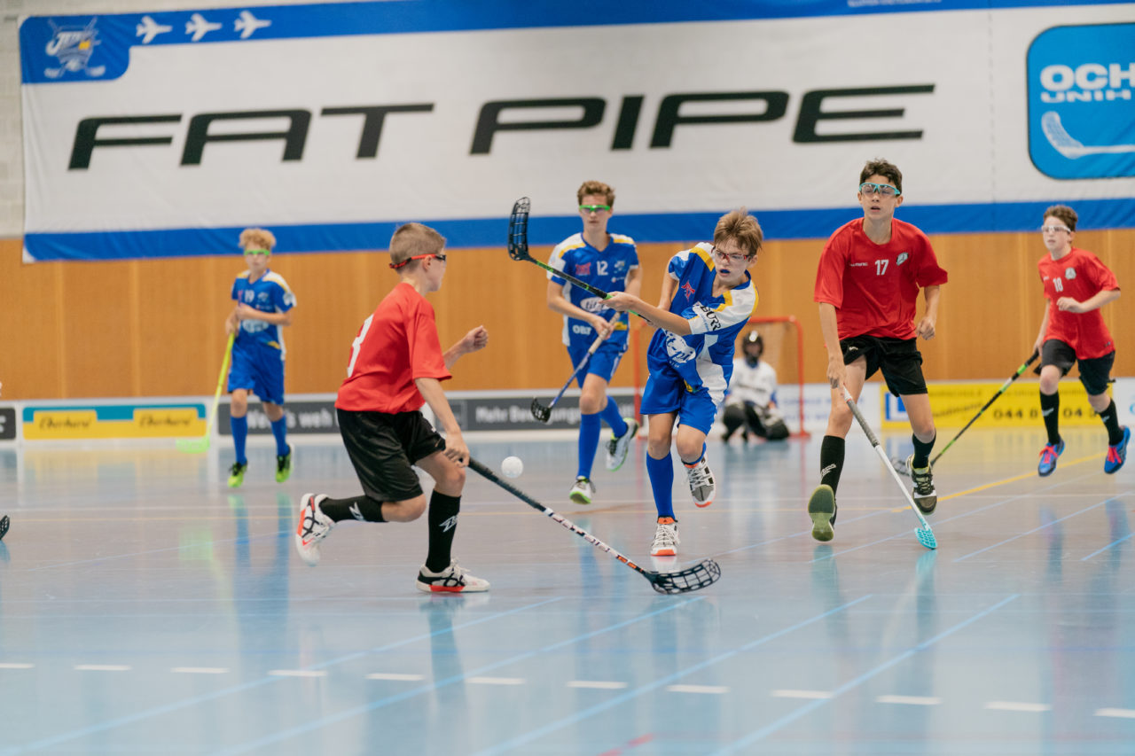 Ruebisbach (Kloten), 21.09.2019, Unihockey Junioren U14/U17 A, Unihockey Basel Regio - Kloten-Dietlikon Jets
(Claudio Schwarz, unihockey-fotos.ch)

Copyright: Claudio Schwarz, unihockey-fotos.ch – Dieses Bild wurde durch swiss unihockey lizenziert und darf ausschliesslich auf den Online-Kanälen von swiss unihockey verwendet werden. Die redaktionelle oder kommerzielle Nutzung durch Dritte (Medien, Vereine, Unternehmen oder Privatpersonen) per Download von diesem flickr-Account ist ausgeschlossen. Das Bild kann bei Interesse via unihockey-fotos.ch kostenpflichtig lizenziert werden. unihockey-fotos.ch behält sich vor, fehlbaren Medien, Vereinen, Unternehmen oder Privatpersonen Bilder mit einem Zuschlag in Rechnung zu stellen.