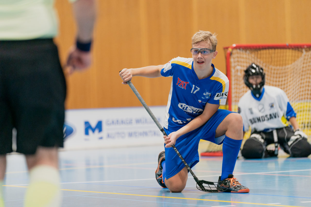 Ruebisbach (Kloten), 21.09.2019, Unihockey Junioren U14/U17 A, Unihockey Basel Regio - Kloten-Dietlikon Jets
(Claudio Schwarz, unihockey-fotos.ch)

Copyright: Claudio Schwarz, unihockey-fotos.ch – Dieses Bild wurde durch swiss unihockey lizenziert und darf ausschliesslich auf den Online-Kanälen von swiss unihockey verwendet werden. Die redaktionelle oder kommerzielle Nutzung durch Dritte (Medien, Vereine, Unternehmen oder Privatpersonen) per Download von diesem flickr-Account ist ausgeschlossen. Das Bild kann bei Interesse via unihockey-fotos.ch kostenpflichtig lizenziert werden. unihockey-fotos.ch behält sich vor, fehlbaren Medien, Vereinen, Unternehmen oder Privatpersonen Bilder mit einem Zuschlag in Rechnung zu stellen.