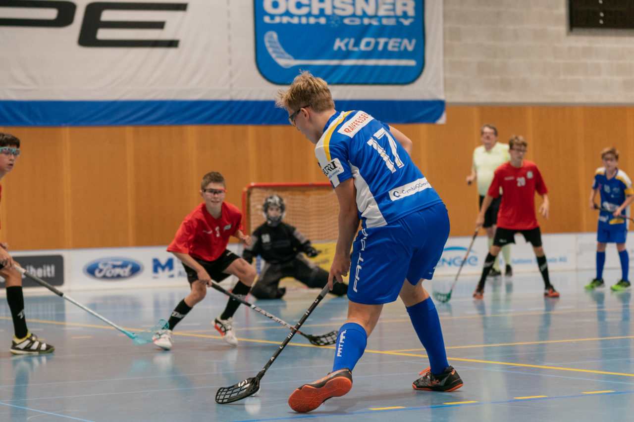Ruebisbach (Kloten), 21.09.2019, Unihockey Junioren U14/U17 A, Unihockey Basel Regio - Kloten-Dietlikon Jets
(Claudio Schwarz, unihockey-fotos.ch)

Copyright: Claudio Schwarz, unihockey-fotos.ch – Dieses Bild wurde durch swiss unihockey lizenziert und darf ausschliesslich auf den Online-Kanälen von swiss unihockey verwendet werden. Die redaktionelle oder kommerzielle Nutzung durch Dritte (Medien, Vereine, Unternehmen oder Privatpersonen) per Download von diesem flickr-Account ist ausgeschlossen. Das Bild kann bei Interesse via unihockey-fotos.ch kostenpflichtig lizenziert werden. unihockey-fotos.ch behält sich vor, fehlbaren Medien, Vereinen, Unternehmen oder Privatpersonen Bilder mit einem Zuschlag in Rechnung zu stellen.