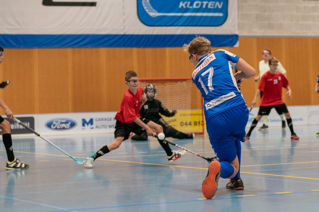 Ruebisbach (Kloten), 21.09.2019, Unihockey Junioren U14/U17 A, Unihockey Basel Regio - Kloten-Dietlikon Jets
(Claudio Schwarz, unihockey-fotos.ch)

Copyright: Claudio Schwarz, unihockey-fotos.ch – Dieses Bild wurde durch swiss unihockey lizenziert und darf ausschliesslich auf den Online-Kanälen von swiss unihockey verwendet werden. Die redaktionelle oder kommerzielle Nutzung durch Dritte (Medien, Vereine, Unternehmen oder Privatpersonen) per Download von diesem flickr-Account ist ausgeschlossen. Das Bild kann bei Interesse via unihockey-fotos.ch kostenpflichtig lizenziert werden. unihockey-fotos.ch behält sich vor, fehlbaren Medien, Vereinen, Unternehmen oder Privatpersonen Bilder mit einem Zuschlag in Rechnung zu stellen.