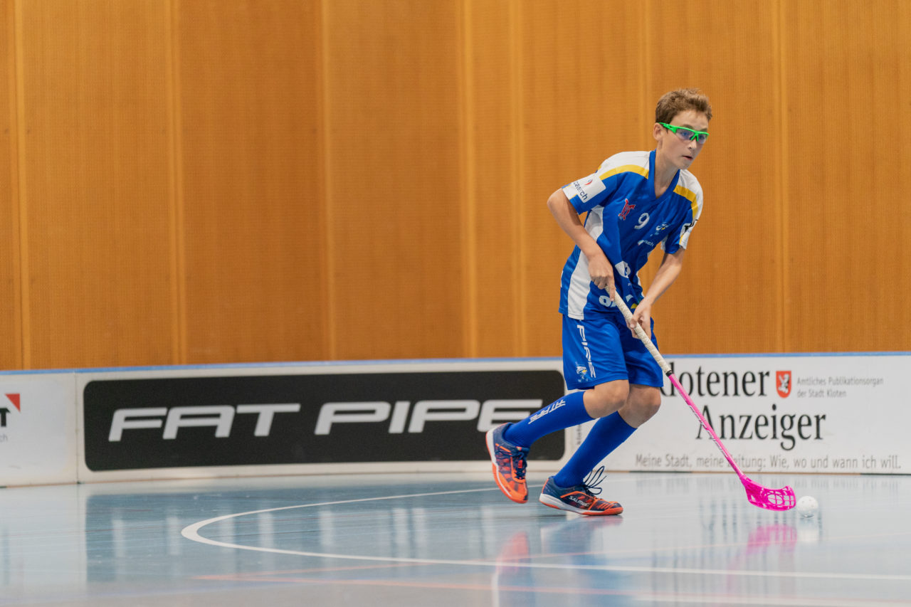 Ruebisbach (Kloten), 21.09.2019, Unihockey Junioren U14/U17 A, Unihockey Basel Regio - Kloten-Dietlikon Jets
(Claudio Schwarz, unihockey-fotos.ch)

Copyright: Claudio Schwarz, unihockey-fotos.ch – Dieses Bild wurde durch swiss unihockey lizenziert und darf ausschliesslich auf den Online-Kanälen von swiss unihockey verwendet werden. Die redaktionelle oder kommerzielle Nutzung durch Dritte (Medien, Vereine, Unternehmen oder Privatpersonen) per Download von diesem flickr-Account ist ausgeschlossen. Das Bild kann bei Interesse via unihockey-fotos.ch kostenpflichtig lizenziert werden. unihockey-fotos.ch behält sich vor, fehlbaren Medien, Vereinen, Unternehmen oder Privatpersonen Bilder mit einem Zuschlag in Rechnung zu stellen.