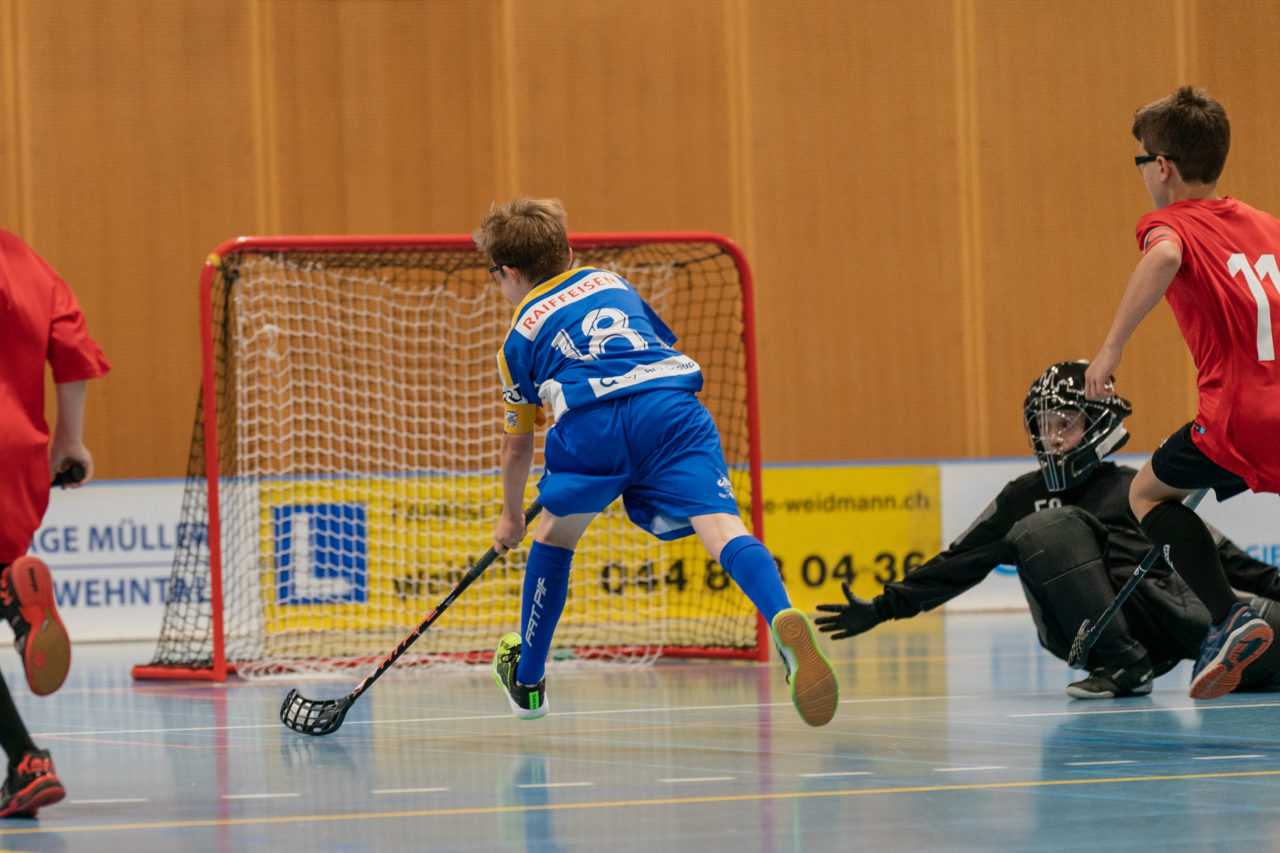 Ruebisbach (Kloten), 21.09.2019, Unihockey Junioren U14/U17 A, Unihockey Basel Regio - Kloten-Dietlikon Jets
(Claudio Schwarz, unihockey-fotos.ch)

Copyright: Claudio Schwarz, unihockey-fotos.ch – Dieses Bild wurde durch swiss unihockey lizenziert und darf ausschliesslich auf den Online-Kanälen von swiss unihockey verwendet werden. Die redaktionelle oder kommerzielle Nutzung durch Dritte (Medien, Vereine, Unternehmen oder Privatpersonen) per Download von diesem flickr-Account ist ausgeschlossen. Das Bild kann bei Interesse via unihockey-fotos.ch kostenpflichtig lizenziert werden. unihockey-fotos.ch behält sich vor, fehlbaren Medien, Vereinen, Unternehmen oder Privatpersonen Bilder mit einem Zuschlag in Rechnung zu stellen.