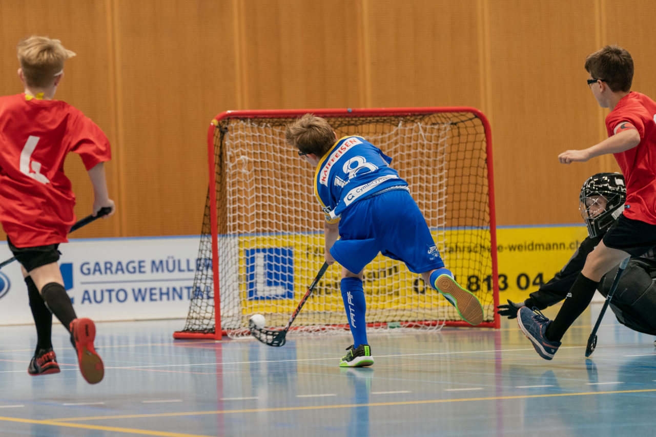Ruebisbach (Kloten), 21.09.2019, Unihockey Junioren U14/U17 A, Unihockey Basel Regio - Kloten-Dietlikon Jets
(Claudio Schwarz, unihockey-fotos.ch)

Copyright: Claudio Schwarz, unihockey-fotos.ch – Dieses Bild wurde durch swiss unihockey lizenziert und darf ausschliesslich auf den Online-Kanälen von swiss unihockey verwendet werden. Die redaktionelle oder kommerzielle Nutzung durch Dritte (Medien, Vereine, Unternehmen oder Privatpersonen) per Download von diesem flickr-Account ist ausgeschlossen. Das Bild kann bei Interesse via unihockey-fotos.ch kostenpflichtig lizenziert werden. unihockey-fotos.ch behält sich vor, fehlbaren Medien, Vereinen, Unternehmen oder Privatpersonen Bilder mit einem Zuschlag in Rechnung zu stellen.