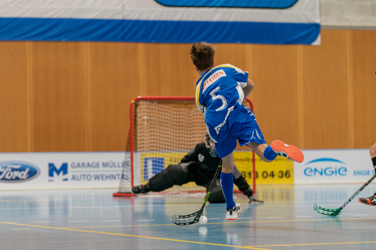 Ruebisbach (Kloten), 21.09.2019, Unihockey Junioren U14/U17 A, Unihockey Basel Regio - Kloten-Dietlikon Jets
(Claudio Schwarz, unihockey-fotos.ch)

Copyright: Claudio Schwarz, unihockey-fotos.ch – Dieses Bild wurde durch swiss unihockey lizenziert und darf ausschliesslich auf den Online-Kanälen von swiss unihockey verwendet werden. Die redaktionelle oder kommerzielle Nutzung durch Dritte (Medien, Vereine, Unternehmen oder Privatpersonen) per Download von diesem flickr-Account ist ausgeschlossen. Das Bild kann bei Interesse via unihockey-fotos.ch kostenpflichtig lizenziert werden. unihockey-fotos.ch behält sich vor, fehlbaren Medien, Vereinen, Unternehmen oder Privatpersonen Bilder mit einem Zuschlag in Rechnung zu stellen.