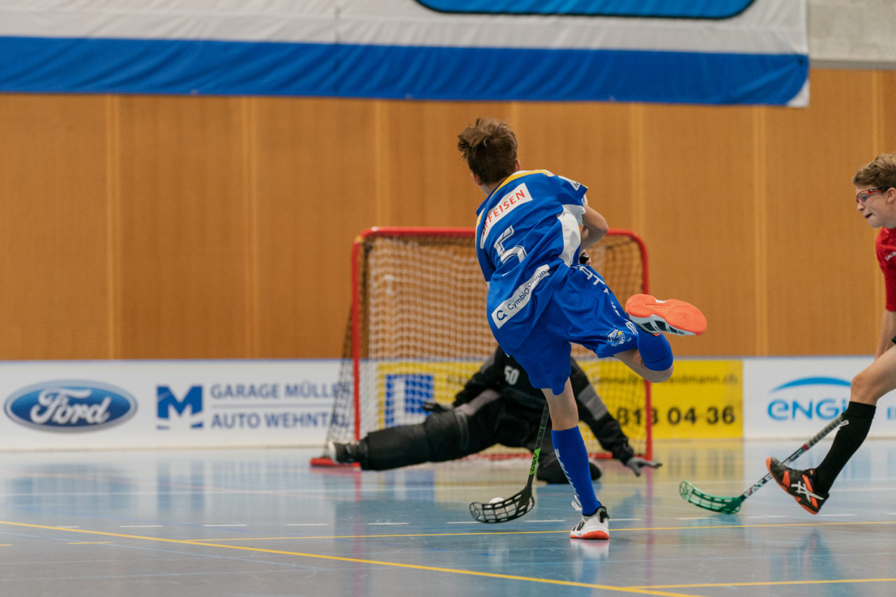Ruebisbach (Kloten), 21.09.2019, Unihockey Junioren U14/U17 A, Unihockey Basel Regio - Kloten-Dietlikon Jets
(Claudio Schwarz, unihockey-fotos.ch)

Copyright: Claudio Schwarz, unihockey-fotos.ch – Dieses Bild wurde durch swiss unihockey lizenziert und darf ausschliesslich auf den Online-Kanälen von swiss unihockey verwendet werden. Die redaktionelle oder kommerzielle Nutzung durch Dritte (Medien, Vereine, Unternehmen oder Privatpersonen) per Download von diesem flickr-Account ist ausgeschlossen. Das Bild kann bei Interesse via unihockey-fotos.ch kostenpflichtig lizenziert werden. unihockey-fotos.ch behält sich vor, fehlbaren Medien, Vereinen, Unternehmen oder Privatpersonen Bilder mit einem Zuschlag in Rechnung zu stellen.