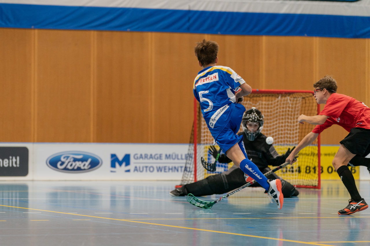 Ruebisbach (Kloten), 21.09.2019, Unihockey Junioren U14/U17 A, Unihockey Basel Regio - Kloten-Dietlikon Jets
(Claudio Schwarz, unihockey-fotos.ch)

Copyright: Claudio Schwarz, unihockey-fotos.ch – Dieses Bild wurde durch swiss unihockey lizenziert und darf ausschliesslich auf den Online-Kanälen von swiss unihockey verwendet werden. Die redaktionelle oder kommerzielle Nutzung durch Dritte (Medien, Vereine, Unternehmen oder Privatpersonen) per Download von diesem flickr-Account ist ausgeschlossen. Das Bild kann bei Interesse via unihockey-fotos.ch kostenpflichtig lizenziert werden. unihockey-fotos.ch behält sich vor, fehlbaren Medien, Vereinen, Unternehmen oder Privatpersonen Bilder mit einem Zuschlag in Rechnung zu stellen.