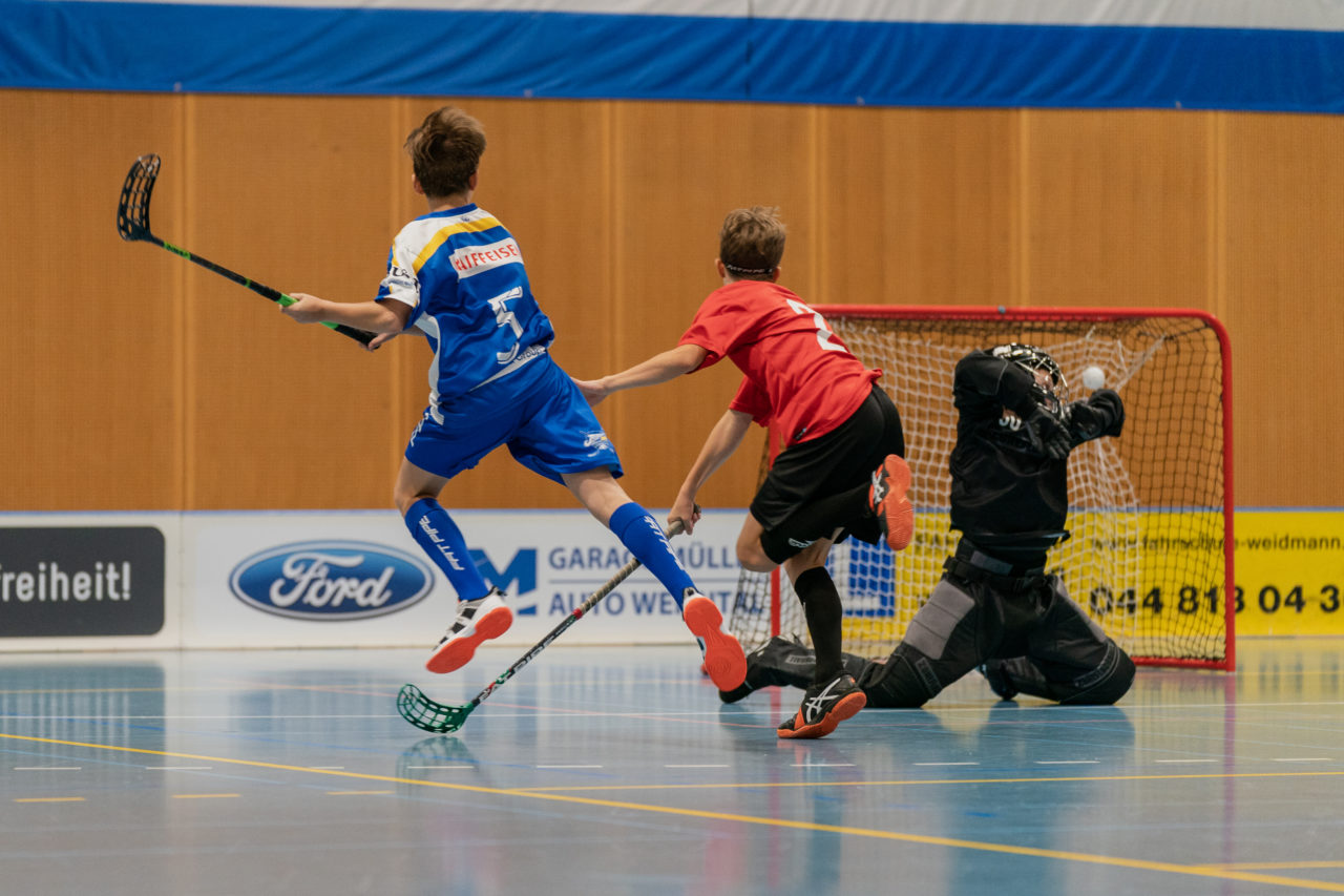 Ruebisbach (Kloten), 21.09.2019, Unihockey Junioren U14/U17 A, Unihockey Basel Regio - Kloten-Dietlikon Jets
(Claudio Schwarz, unihockey-fotos.ch)

Copyright: Claudio Schwarz, unihockey-fotos.ch – Dieses Bild wurde durch swiss unihockey lizenziert und darf ausschliesslich auf den Online-Kanälen von swiss unihockey verwendet werden. Die redaktionelle oder kommerzielle Nutzung durch Dritte (Medien, Vereine, Unternehmen oder Privatpersonen) per Download von diesem flickr-Account ist ausgeschlossen. Das Bild kann bei Interesse via unihockey-fotos.ch kostenpflichtig lizenziert werden. unihockey-fotos.ch behält sich vor, fehlbaren Medien, Vereinen, Unternehmen oder Privatpersonen Bilder mit einem Zuschlag in Rechnung zu stellen.