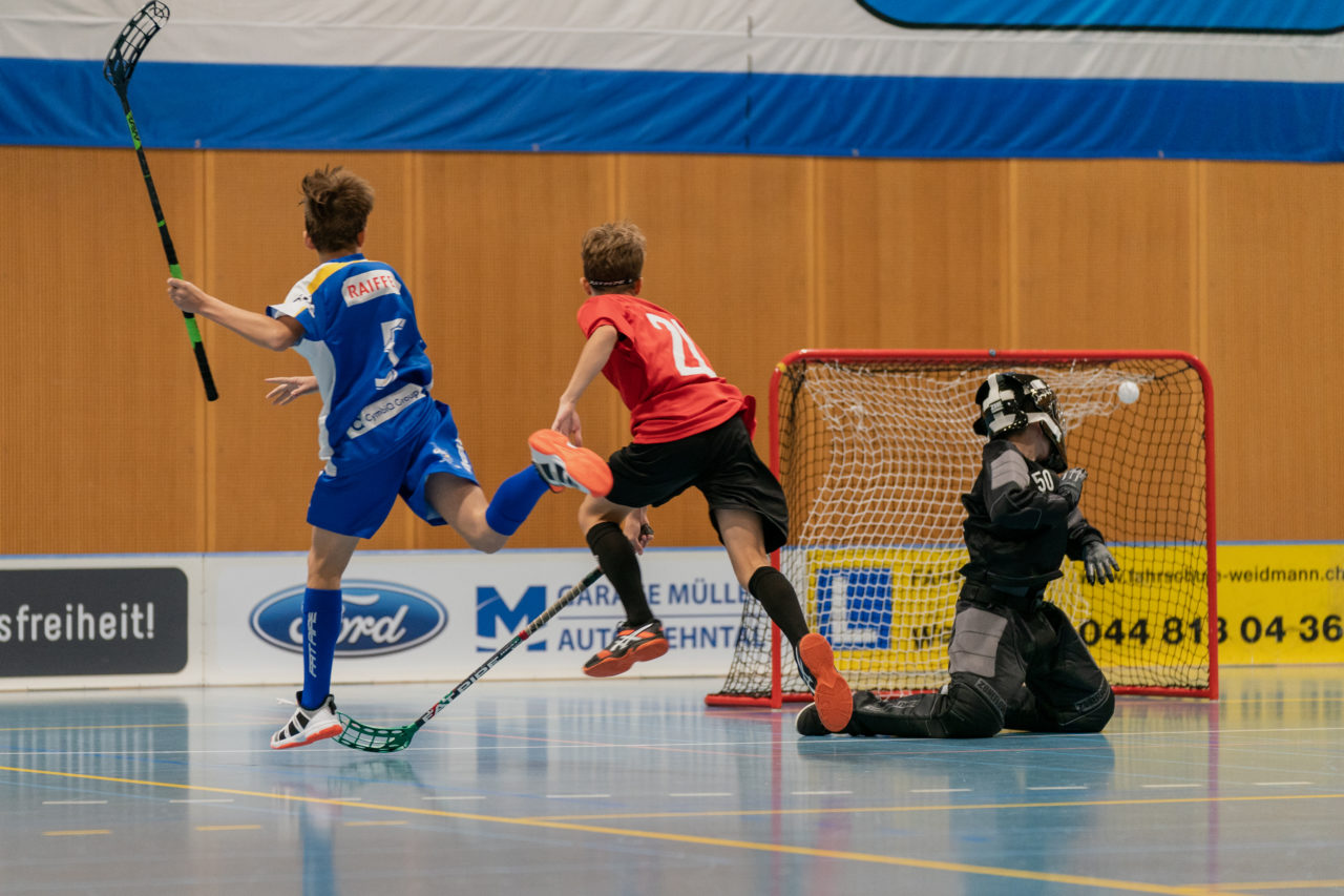 Ruebisbach (Kloten), 21.09.2019, Unihockey Junioren U14/U17 A, Unihockey Basel Regio - Kloten-Dietlikon Jets
(Claudio Schwarz, unihockey-fotos.ch)

Copyright: Claudio Schwarz, unihockey-fotos.ch – Dieses Bild wurde durch swiss unihockey lizenziert und darf ausschliesslich auf den Online-Kanälen von swiss unihockey verwendet werden. Die redaktionelle oder kommerzielle Nutzung durch Dritte (Medien, Vereine, Unternehmen oder Privatpersonen) per Download von diesem flickr-Account ist ausgeschlossen. Das Bild kann bei Interesse via unihockey-fotos.ch kostenpflichtig lizenziert werden. unihockey-fotos.ch behält sich vor, fehlbaren Medien, Vereinen, Unternehmen oder Privatpersonen Bilder mit einem Zuschlag in Rechnung zu stellen.