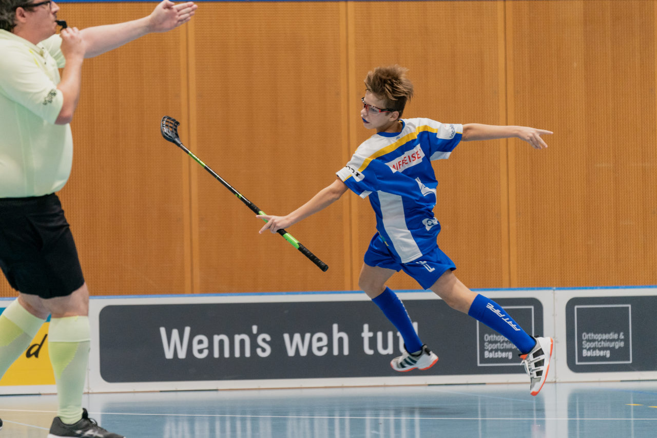 Ruebisbach (Kloten), 21.09.2019, Unihockey Junioren U14/U17 A, Unihockey Basel Regio - Kloten-Dietlikon Jets
(Claudio Schwarz, unihockey-fotos.ch)

Copyright: Claudio Schwarz, unihockey-fotos.ch – Dieses Bild wurde durch swiss unihockey lizenziert und darf ausschliesslich auf den Online-Kanälen von swiss unihockey verwendet werden. Die redaktionelle oder kommerzielle Nutzung durch Dritte (Medien, Vereine, Unternehmen oder Privatpersonen) per Download von diesem flickr-Account ist ausgeschlossen. Das Bild kann bei Interesse via unihockey-fotos.ch kostenpflichtig lizenziert werden. unihockey-fotos.ch behält sich vor, fehlbaren Medien, Vereinen, Unternehmen oder Privatpersonen Bilder mit einem Zuschlag in Rechnung zu stellen.