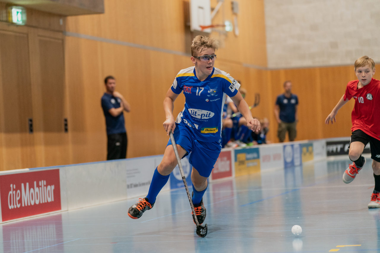 Ruebisbach (Kloten), 21.09.2019, Unihockey Junioren U14/U17 A, Unihockey Basel Regio - Kloten-Dietlikon Jets
(Claudio Schwarz, unihockey-fotos.ch)

Copyright: Claudio Schwarz, unihockey-fotos.ch – Dieses Bild wurde durch swiss unihockey lizenziert und darf ausschliesslich auf den Online-Kanälen von swiss unihockey verwendet werden. Die redaktionelle oder kommerzielle Nutzung durch Dritte (Medien, Vereine, Unternehmen oder Privatpersonen) per Download von diesem flickr-Account ist ausgeschlossen. Das Bild kann bei Interesse via unihockey-fotos.ch kostenpflichtig lizenziert werden. unihockey-fotos.ch behält sich vor, fehlbaren Medien, Vereinen, Unternehmen oder Privatpersonen Bilder mit einem Zuschlag in Rechnung zu stellen.